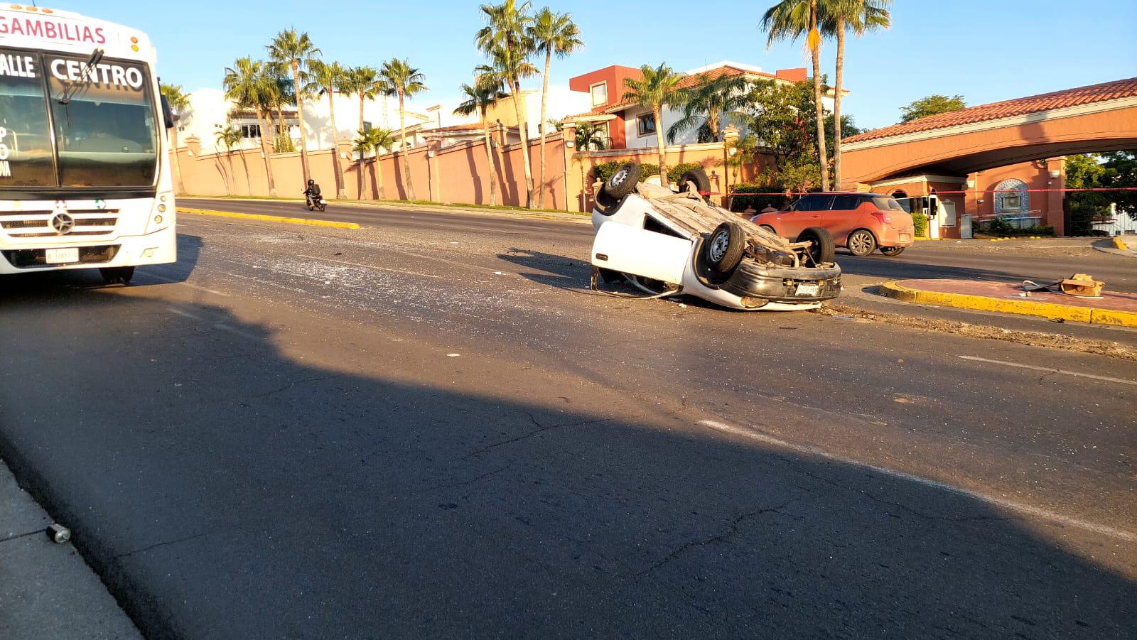 $!Hombre resulta lesionado al volcarse auto en Culiacán