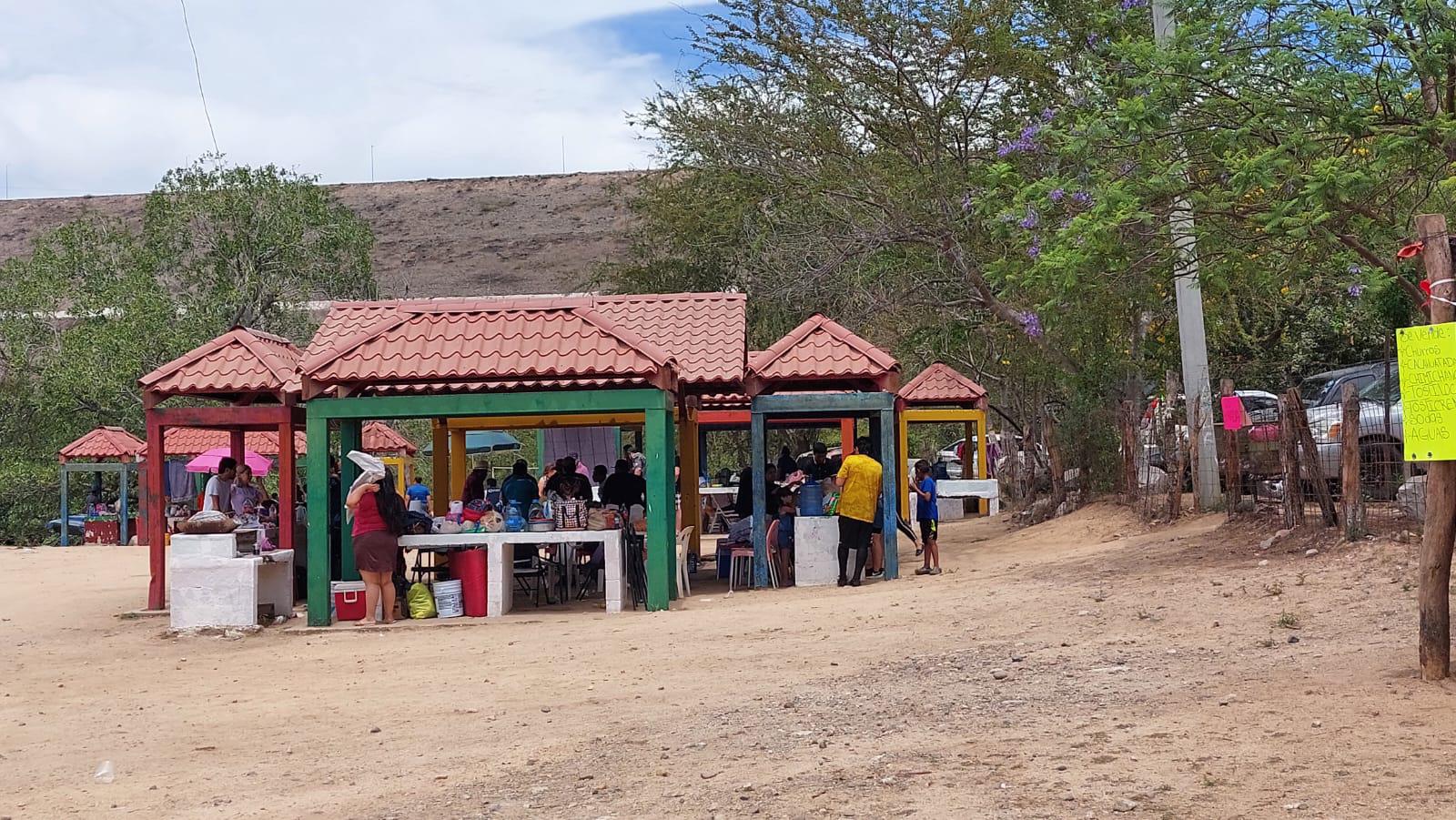 $!Se llena el balneario de la presa Sanalona en Culiacán y cierran acceso a vehículos