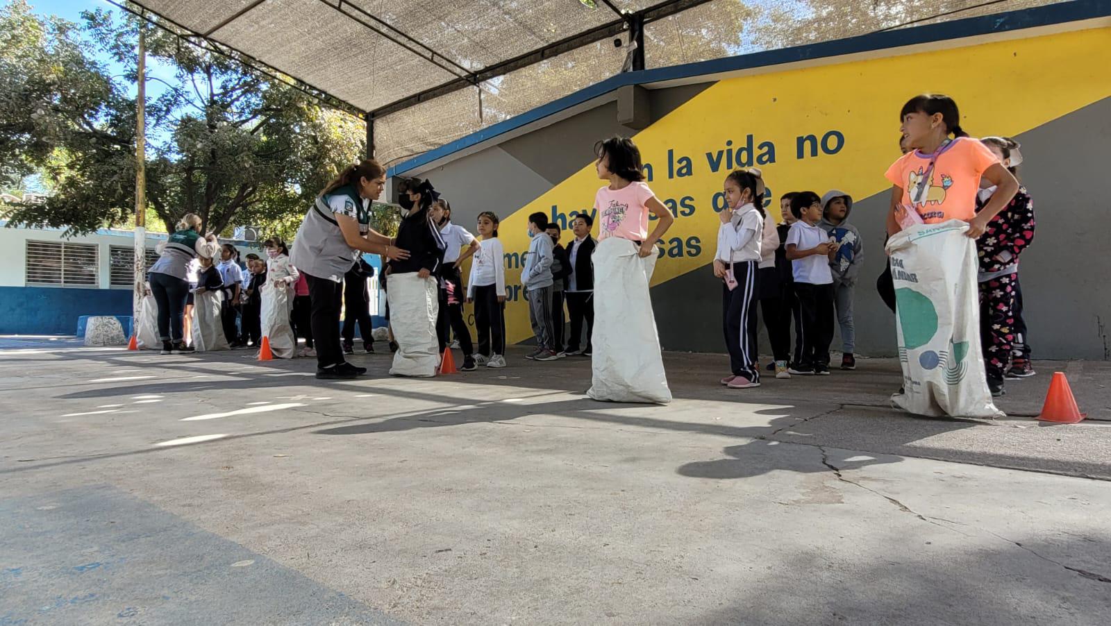 $!Imdec ‘divierte’ a niñas y niños de la escuela Primaria Dionisio Saldaña con su Jornada Deportiva