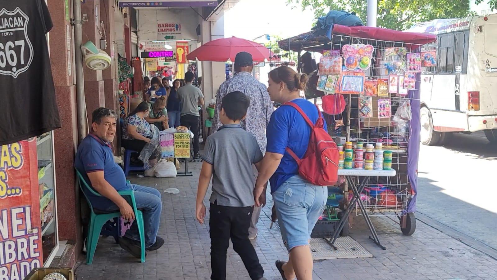 $!Centro de Culiacán reactiva locales y establecimientos, a pesar de la violencia