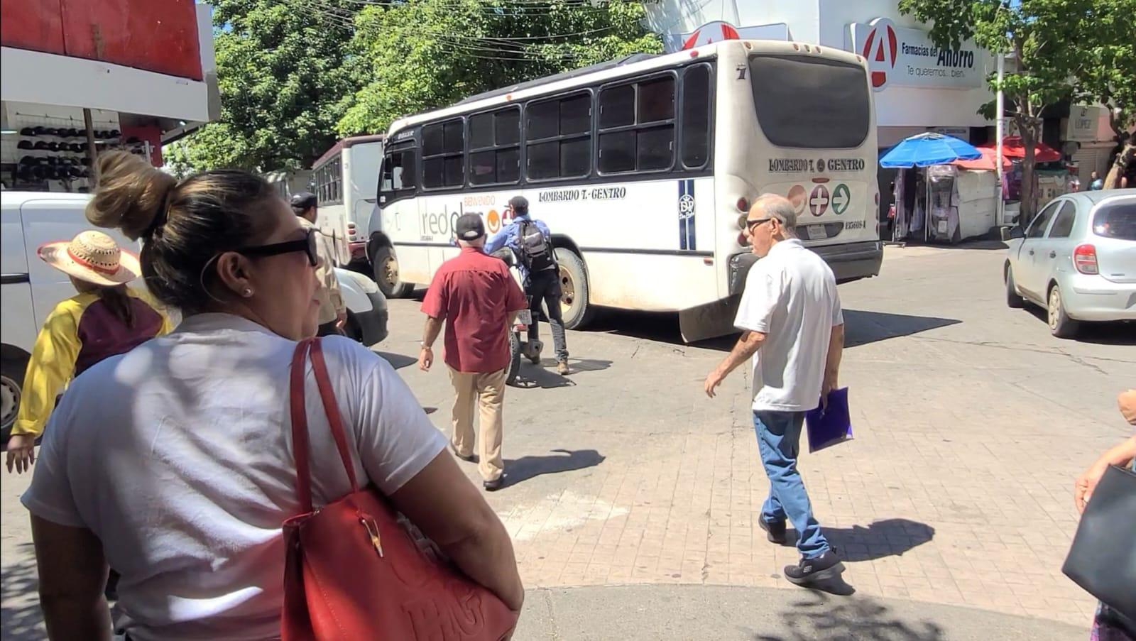 $!Centro de Culiacán reactiva locales y establecimientos, a pesar de la violencia