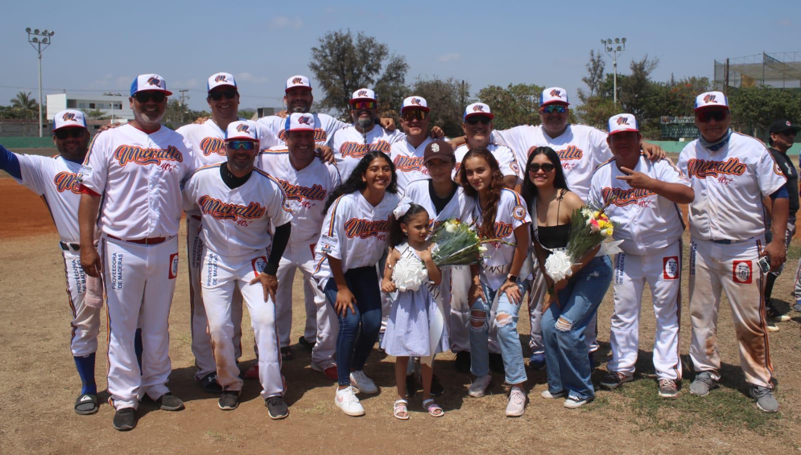 $!Isauro Pineda recibe homenaje en apertura de Liga Dominical 40 Años y Más del Muralla