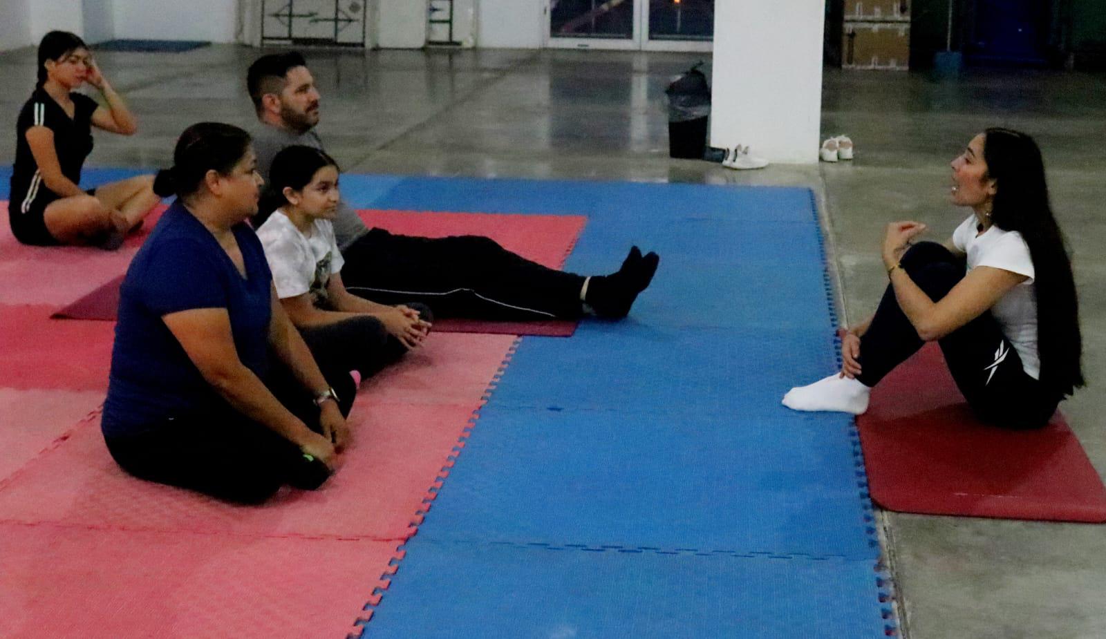 $!Practican yoga deportivo para apoyar a damnificados en Guerrero