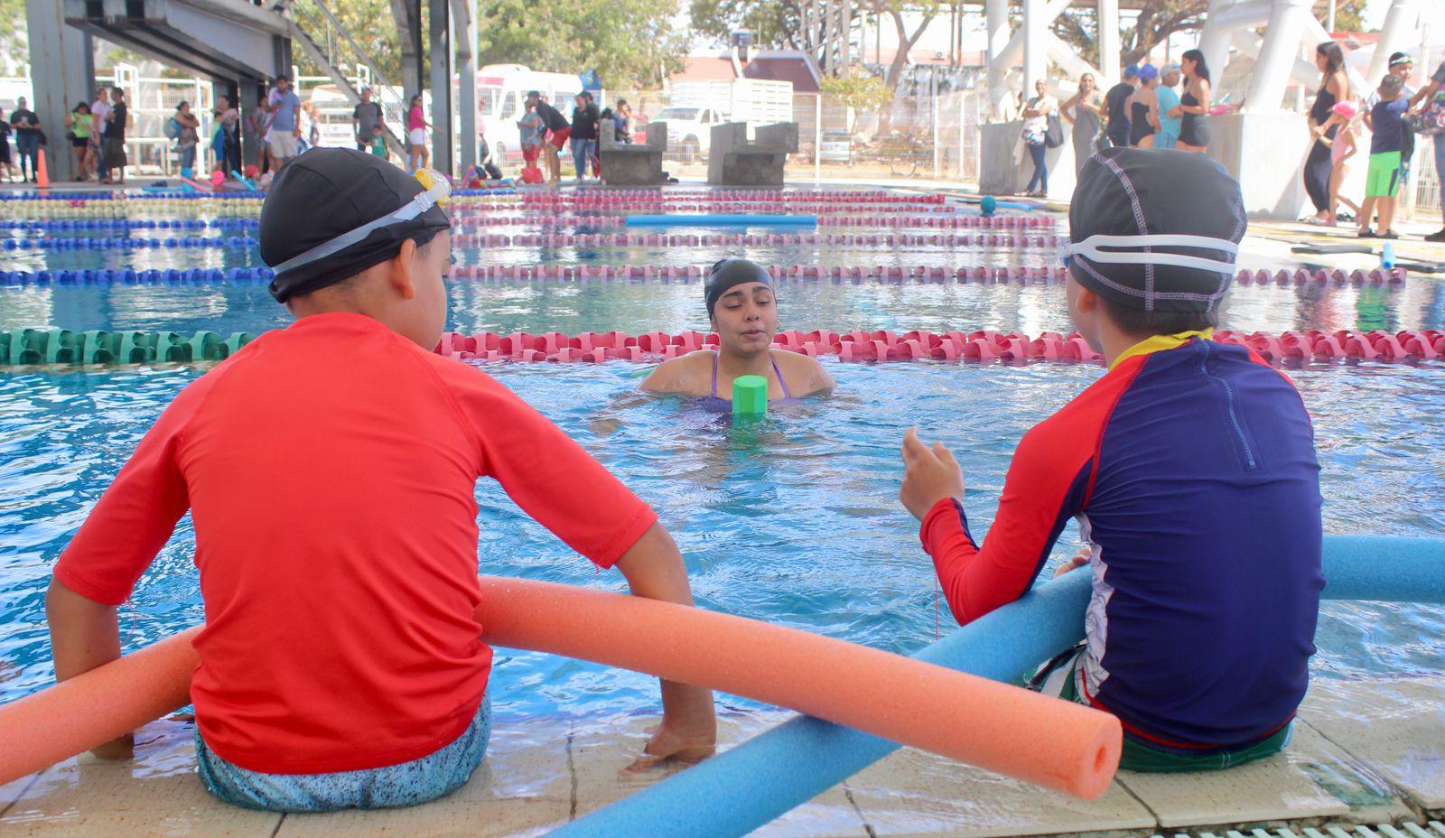 $!Cierran cientos de niños con gran alegría el Curso Intensivo de Natación de Semana Santa