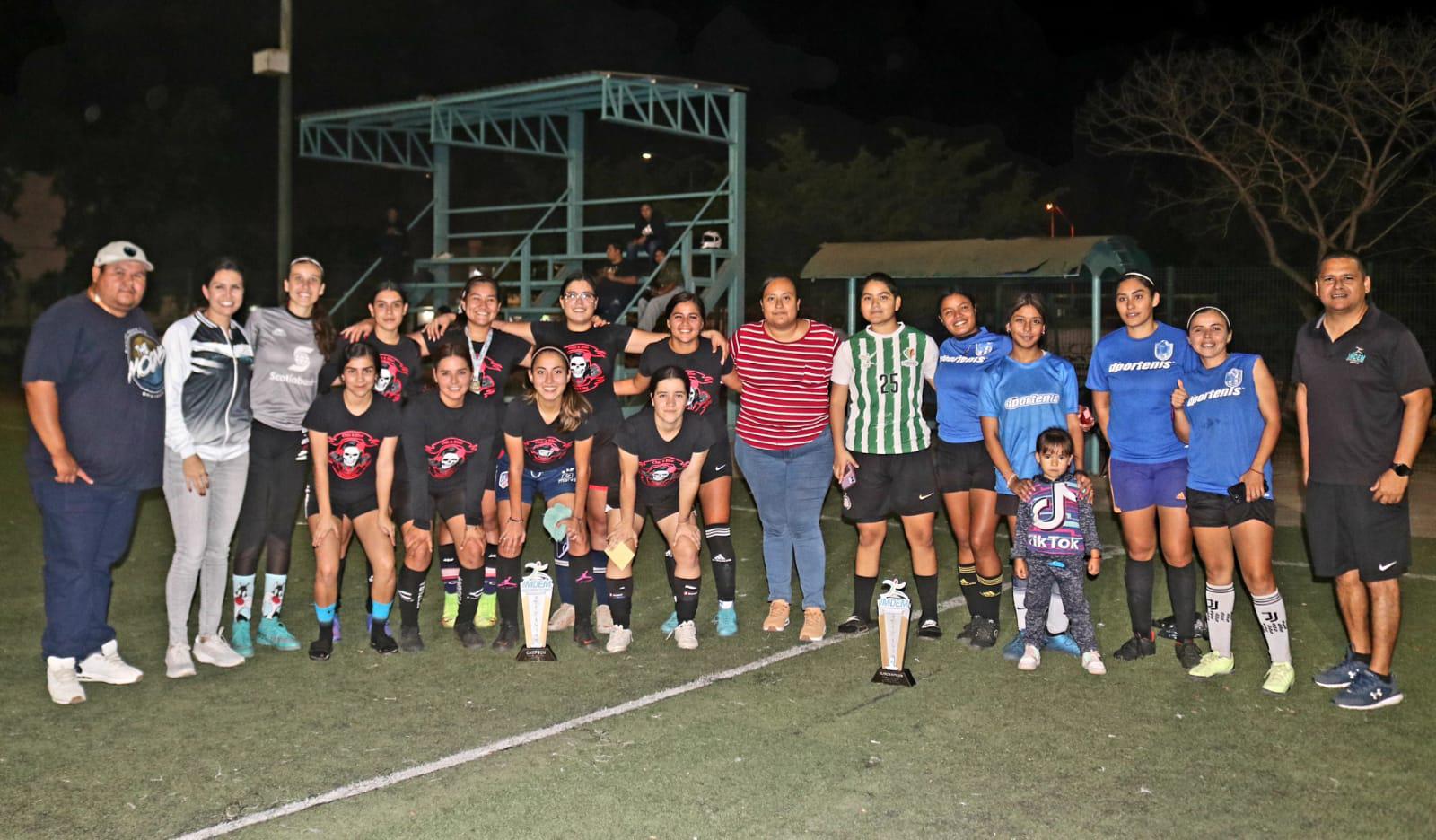 $!Familia Ríos se corona en Liga Femenil de Vistas del Mar