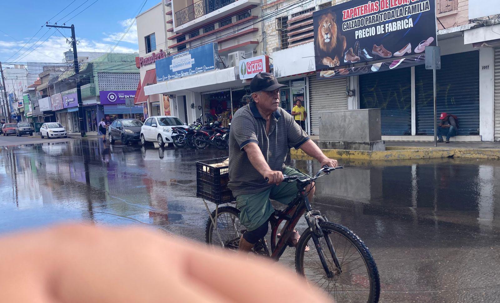 $!En pleno Centro de Mazatlán se desperdician miles de litros de agua potable por una fuga