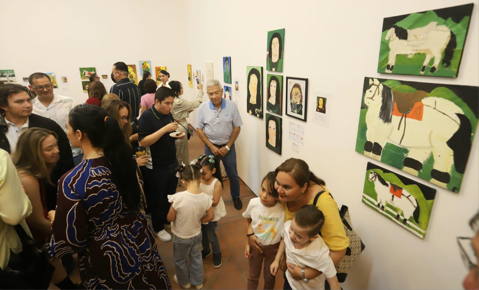 $!Familiares de los artistas se tomaron fotografías de recuerdo con los paequeños artistas.