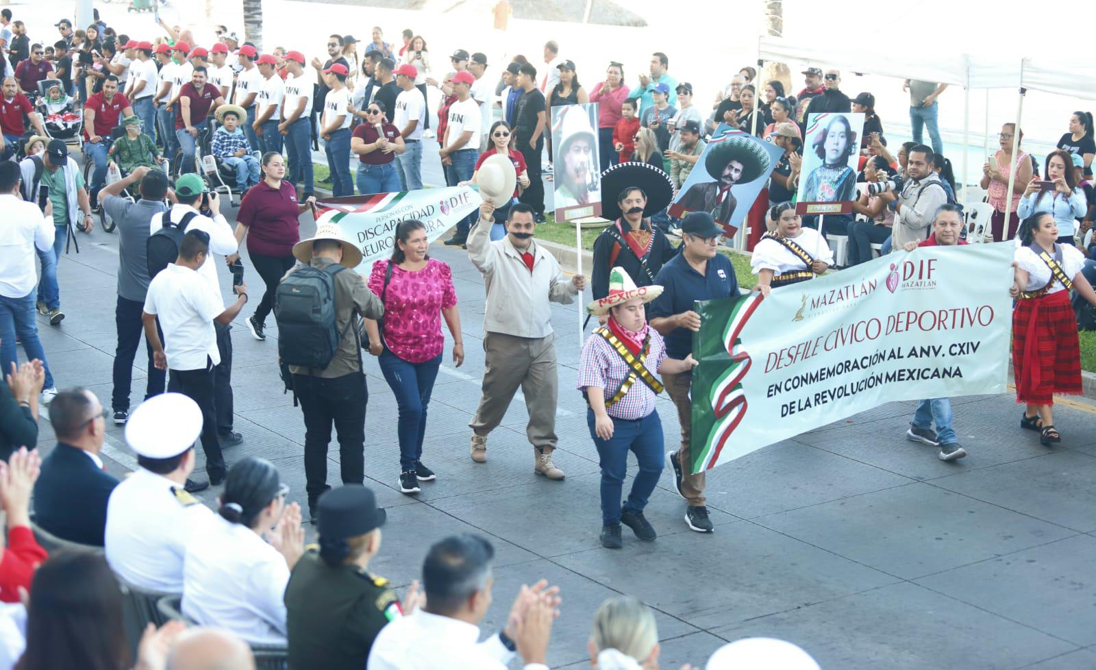 $!Exhiben talentos y habilidades en desfile de la Revolución Mexicana en Mazatlán