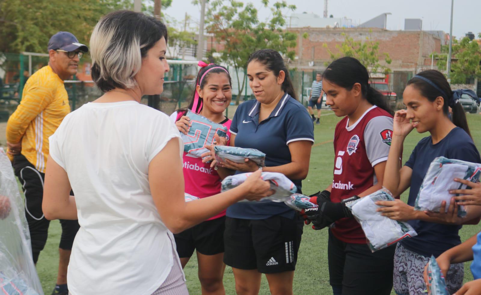 $!Selección Mazatlán recibe uniformes para encarar el Estatal Libre Femenil