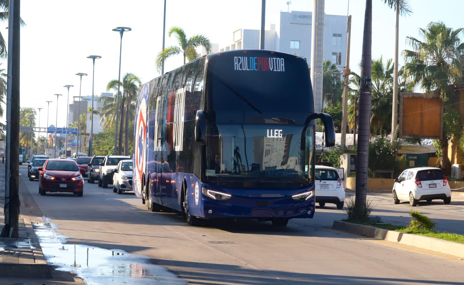 $!Pese a mal paso, Cruz Azul recibe apoyo de su afición al llegar a Mazatlán