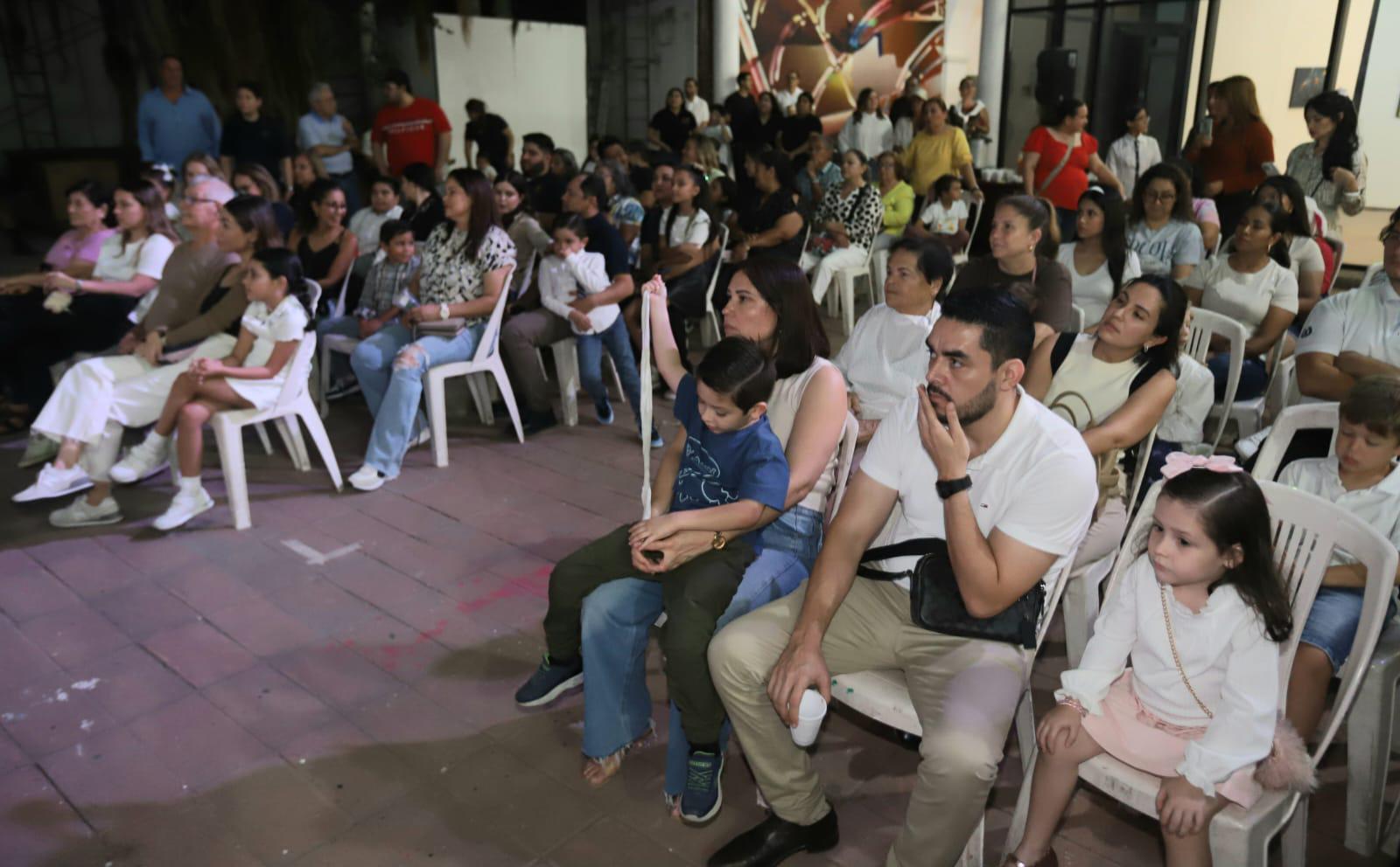 $!El patio del Museo de Arte de Mazatlán lució lleno.