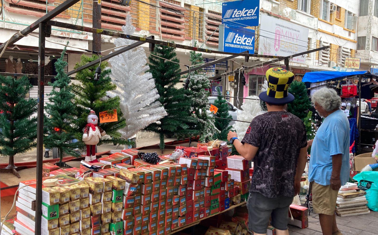 $!Dulces, piñatas, juguetes y suéteres, lo más buscando por los mazatlecos durante la Navidad