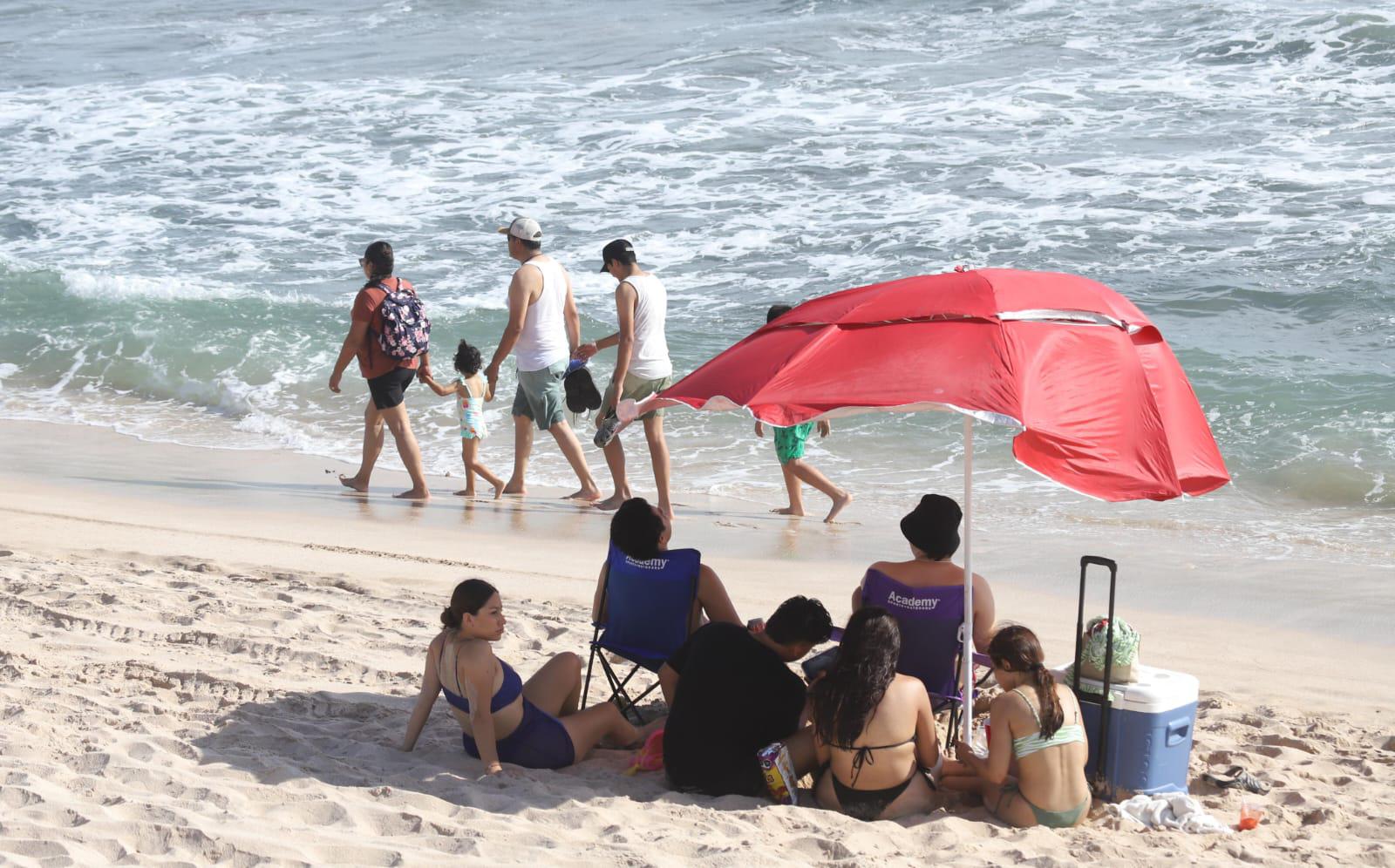 $!Playas de Mazatlán lucen concurridas la tarde de este jueves