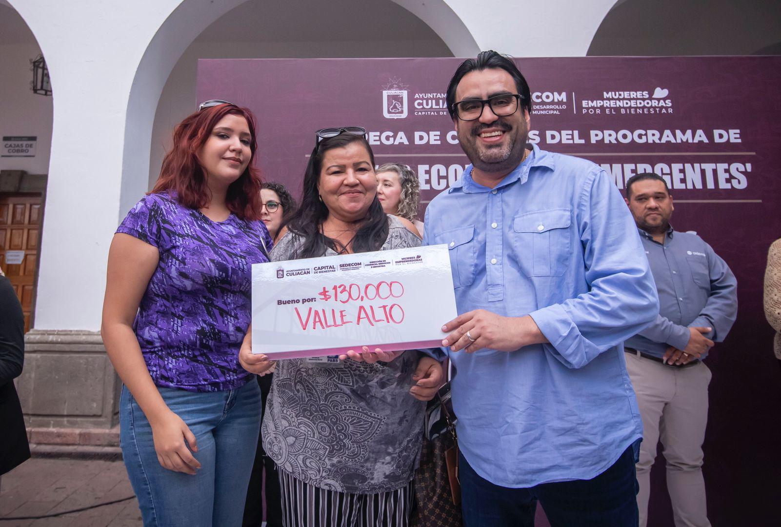 $!Dispersa Alcalde más de $1 millón en apoyos económicos a mujeres emprendedoras de Culiacán