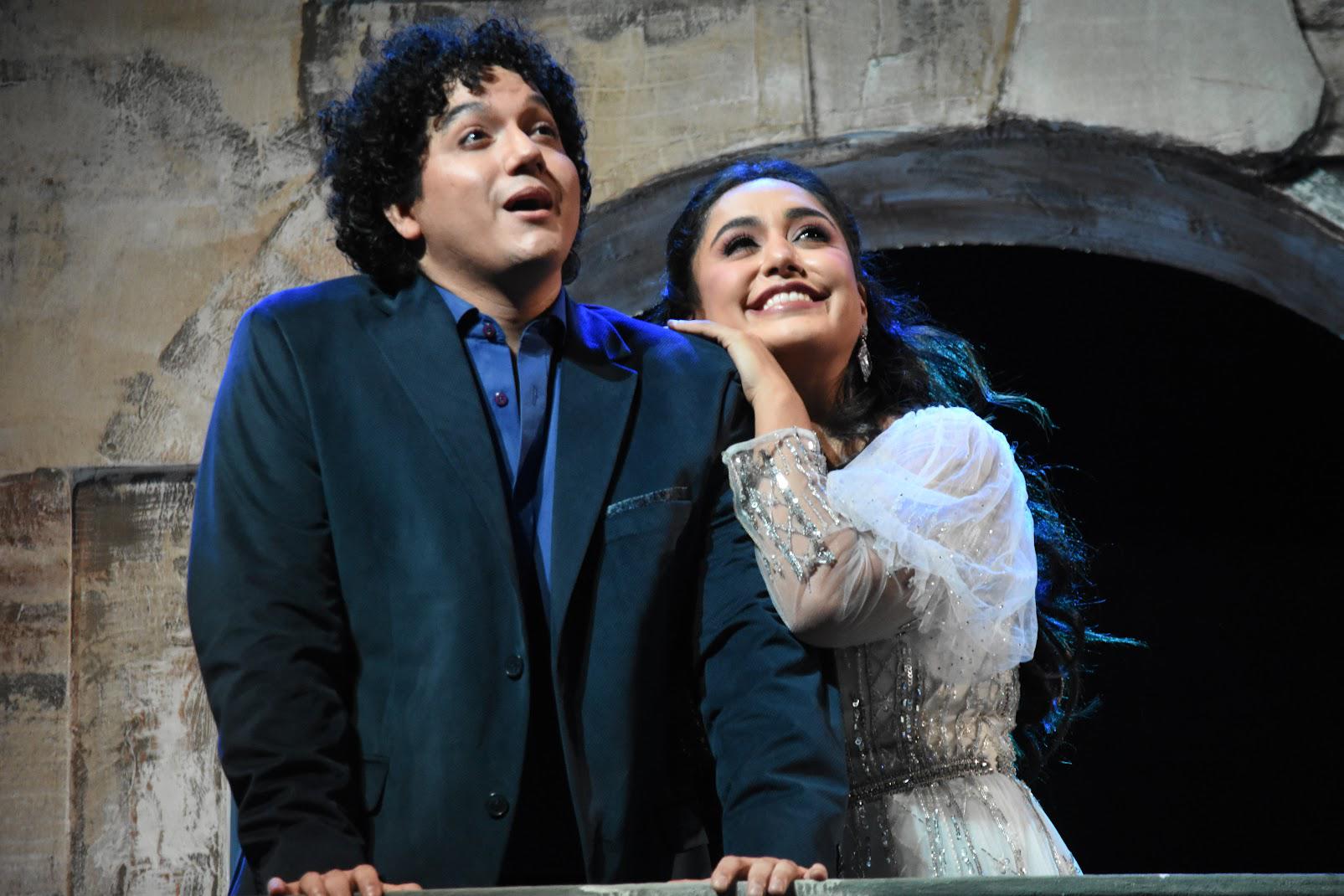 $!El tenor Salvador Villanueva y la soprano Karen Gardeazabal interpretan a Romeo y Julieta.