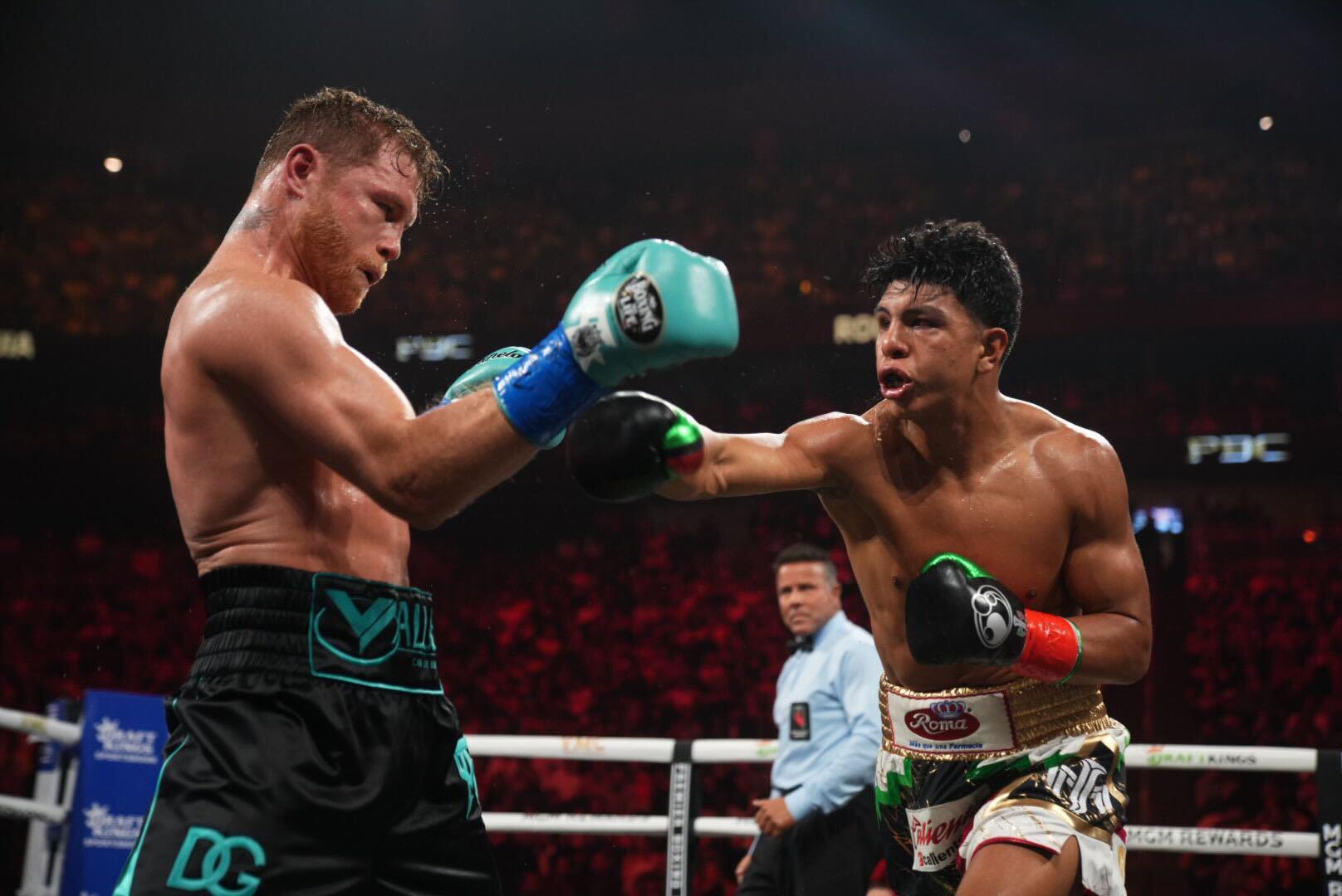 $!¡Al grito de guerra! Canelo Álvarez vence por decisión unánime a Jaime Munguía