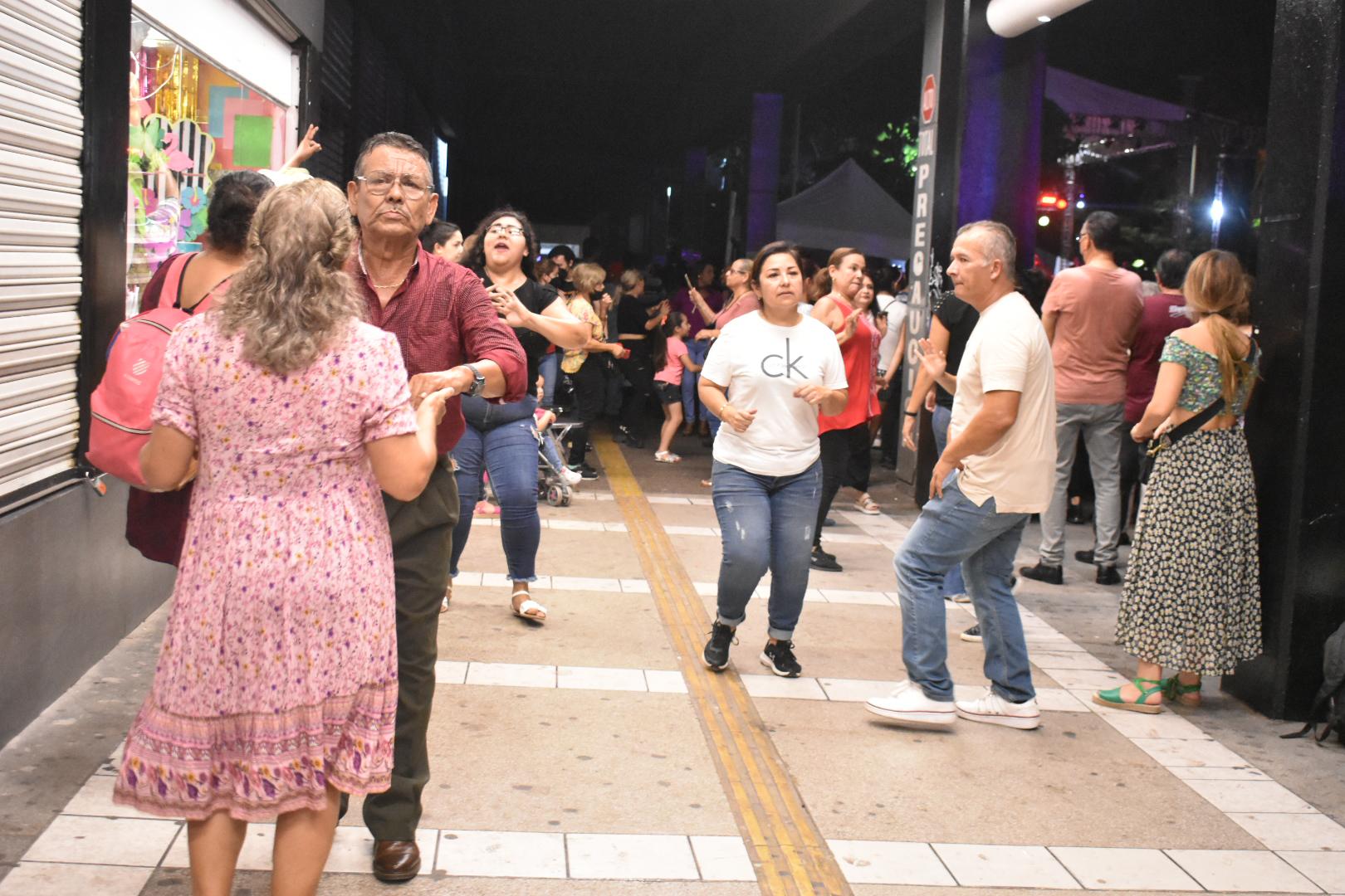 $!Bailan sinaloenses al ritmo colombiano de La Internacional Sonora Dinamita en Culiacán