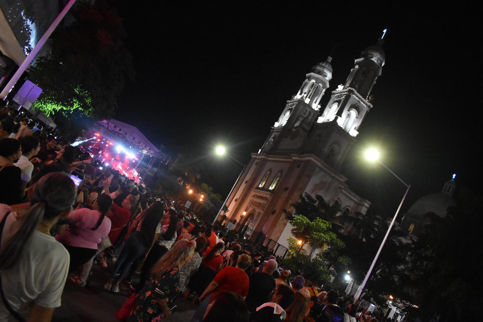 $!Bailan sinaloenses al ritmo colombiano de La Internacional Sonora Dinamita en Culiacán