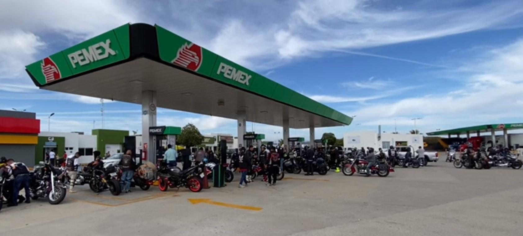 $!Bikers llenan gasolinera para cargar la gota antes de arribar a Mazatlán