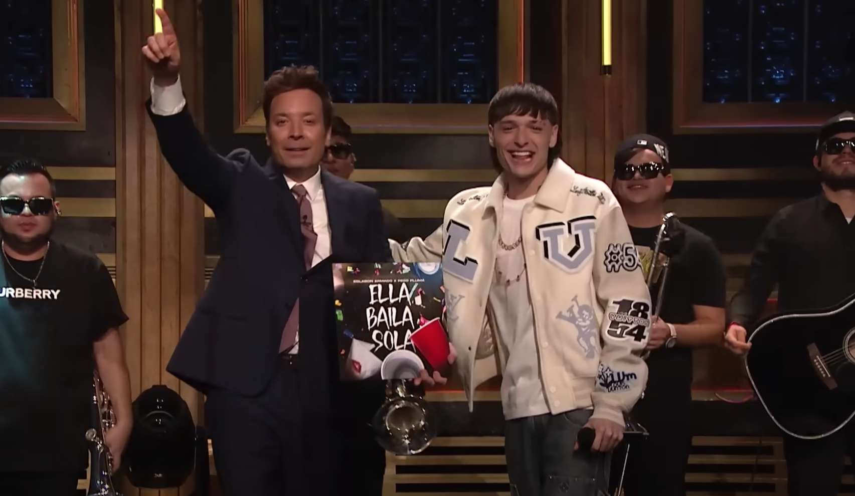 $!Debuta Peso Pluma en The Tonight Show con Jimmy Fallon