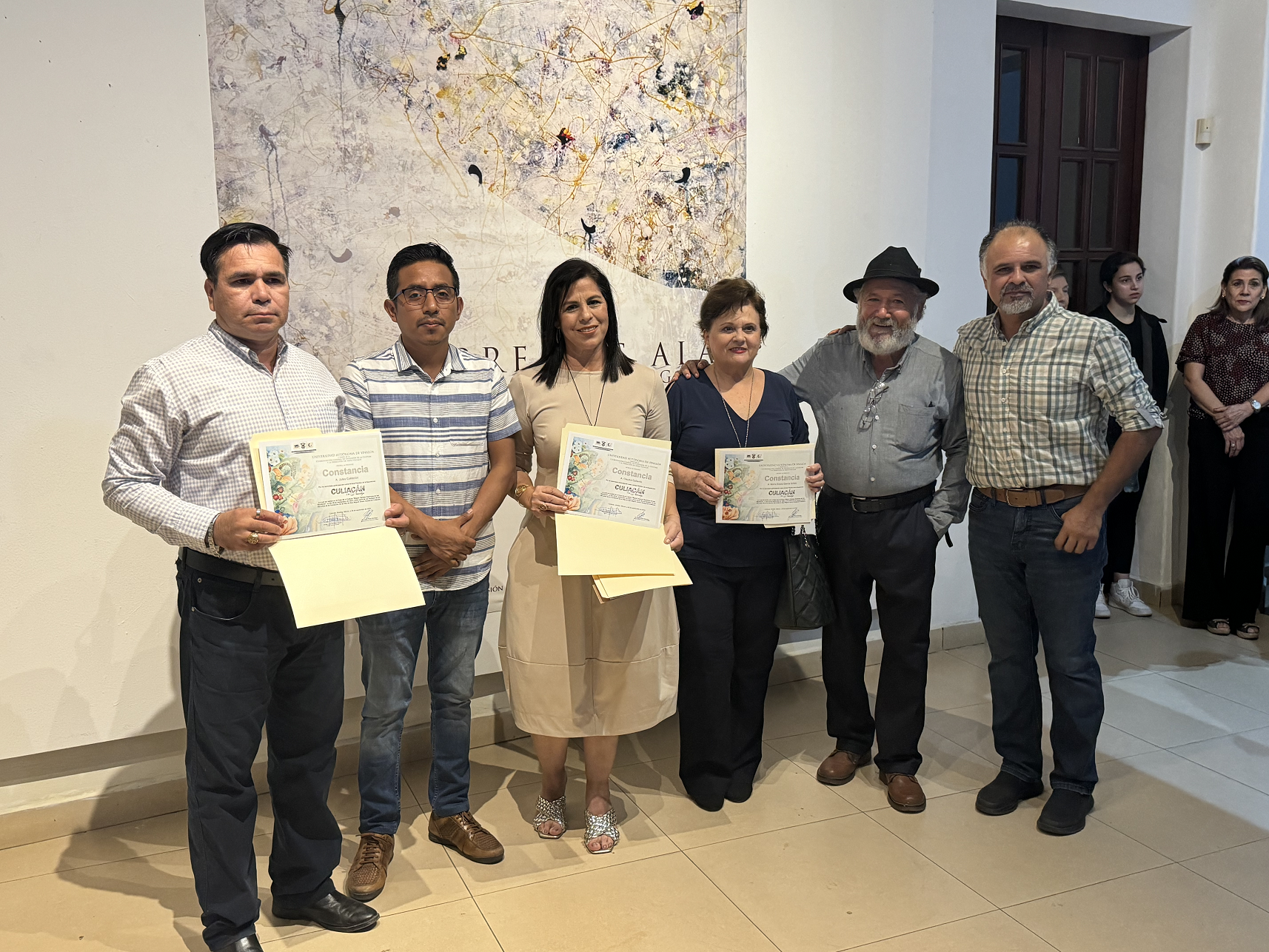 $!Claudia Gallardo recibió mención como curadora y gestora de la Asociación Arte México Internacional en Europa, durante la inauguración de su exposición.