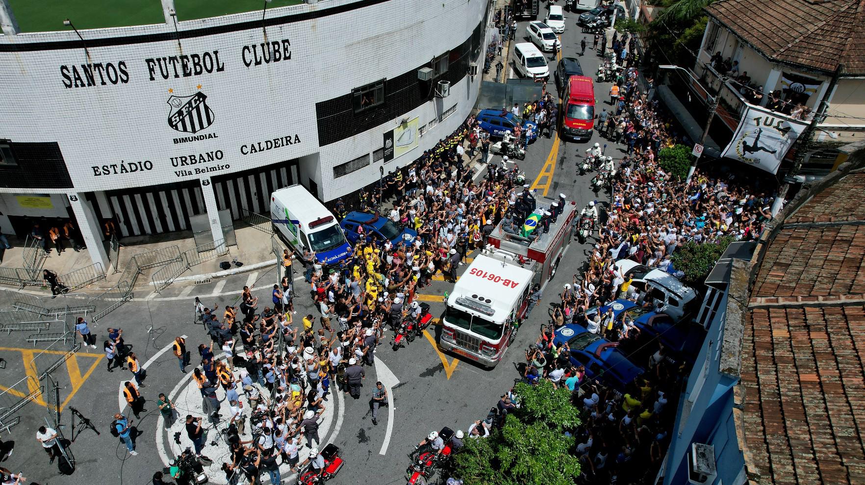 $!El cortejo fúnebre de Pelé conmueve a su paso por la casa de su madre