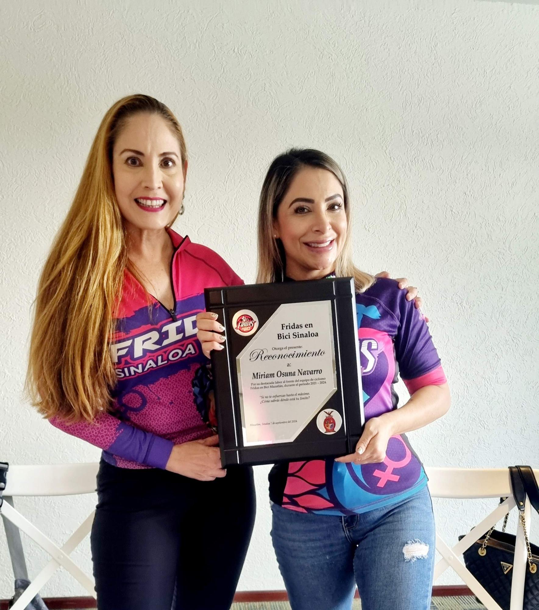 $!Miriam Osuna recibió un reconociiento por sus tres años de líder del Club de Ciclismo Fridas en Bici Sinaloa.