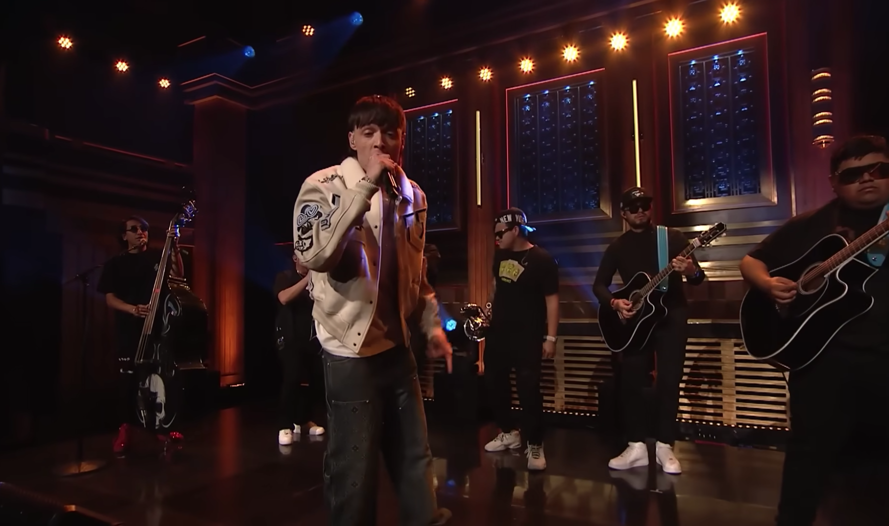 $!Debuta Peso Pluma en The Tonight Show con Jimmy Fallon