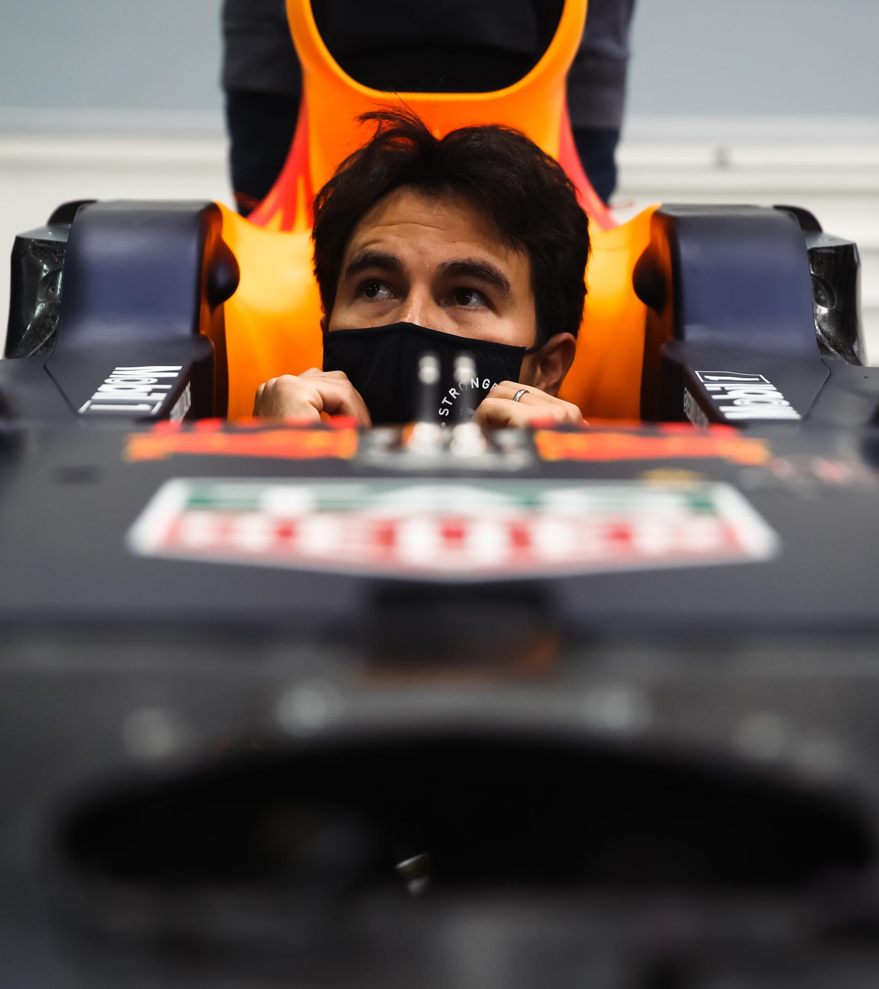 $!Checo Pérez presenta el casco que usará en la temporada 2022 de la Fórmula 1