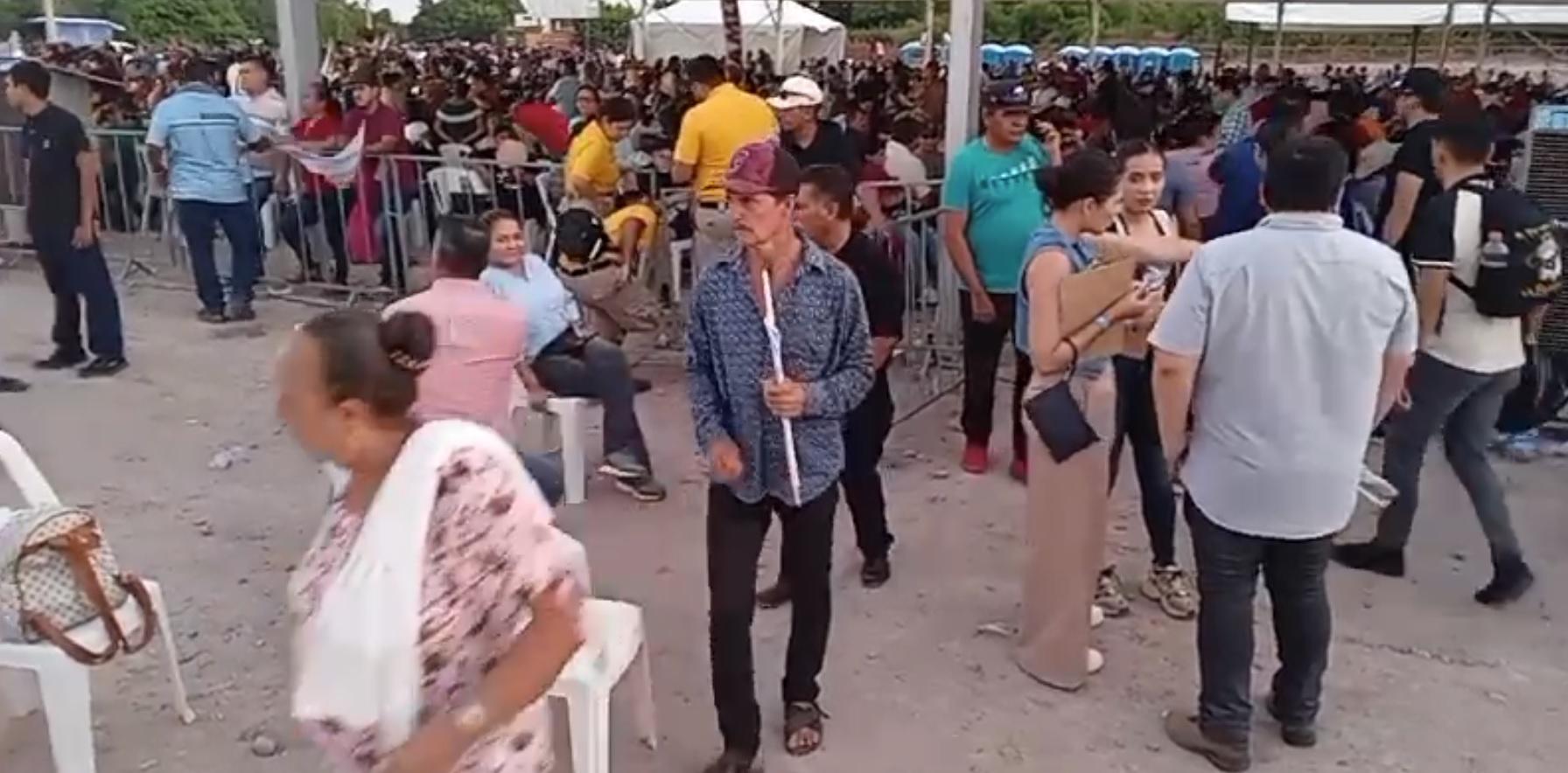 $!Se hace noche y aún no llegan AMLO, Claudia y Rocha a inaugurar el distrito de riego de la Presa Santa María, en Rosario