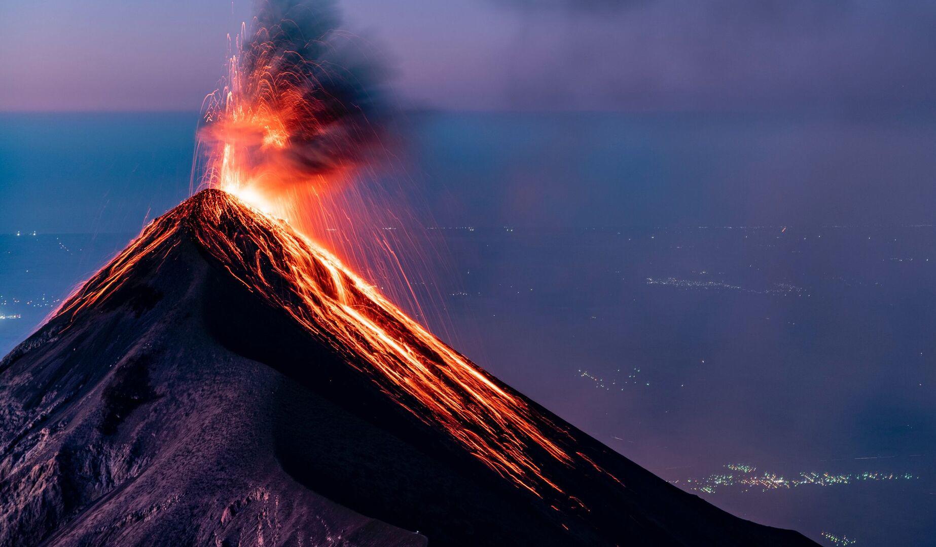 $!Volcán en erupción.