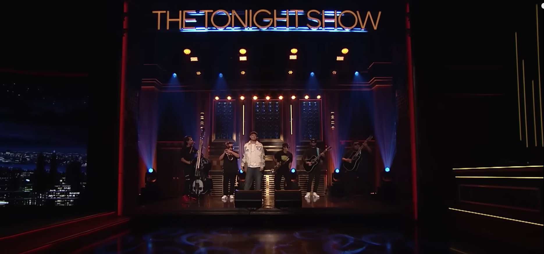 $!Debuta Peso Pluma en The Tonight Show con Jimmy Fallon