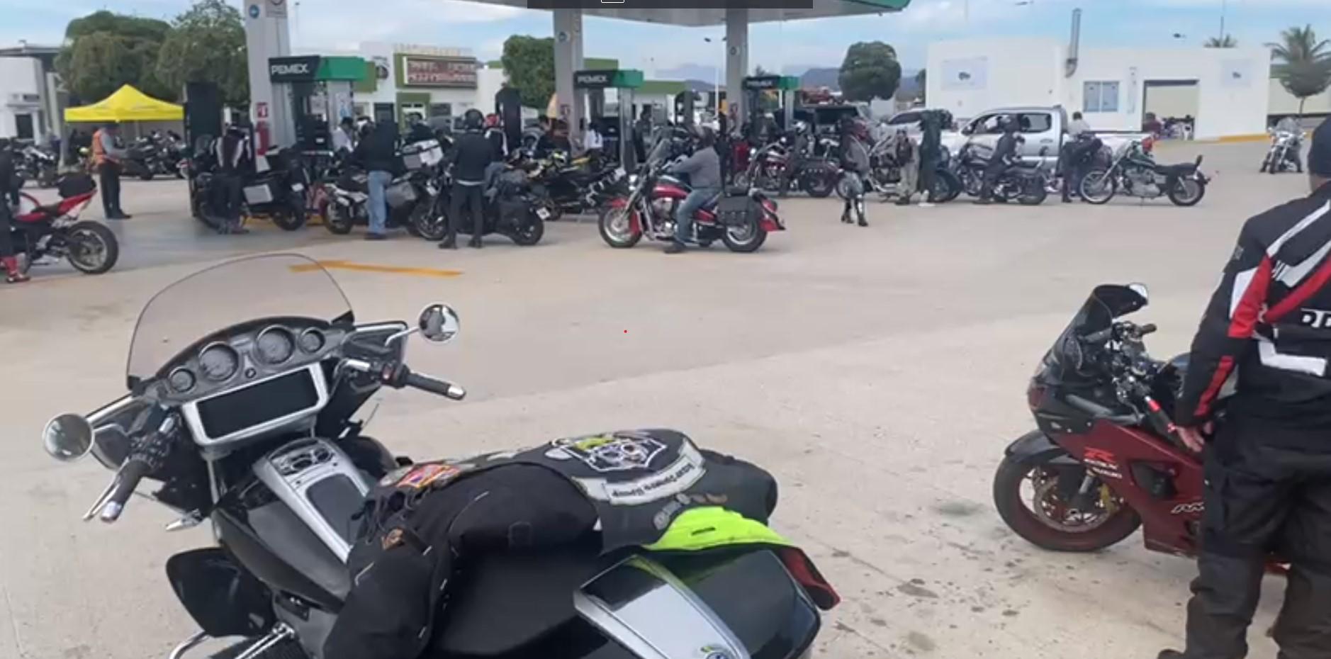 $!Bikers llenan gasolinera para cargar la gota antes de arribar a Mazatlán