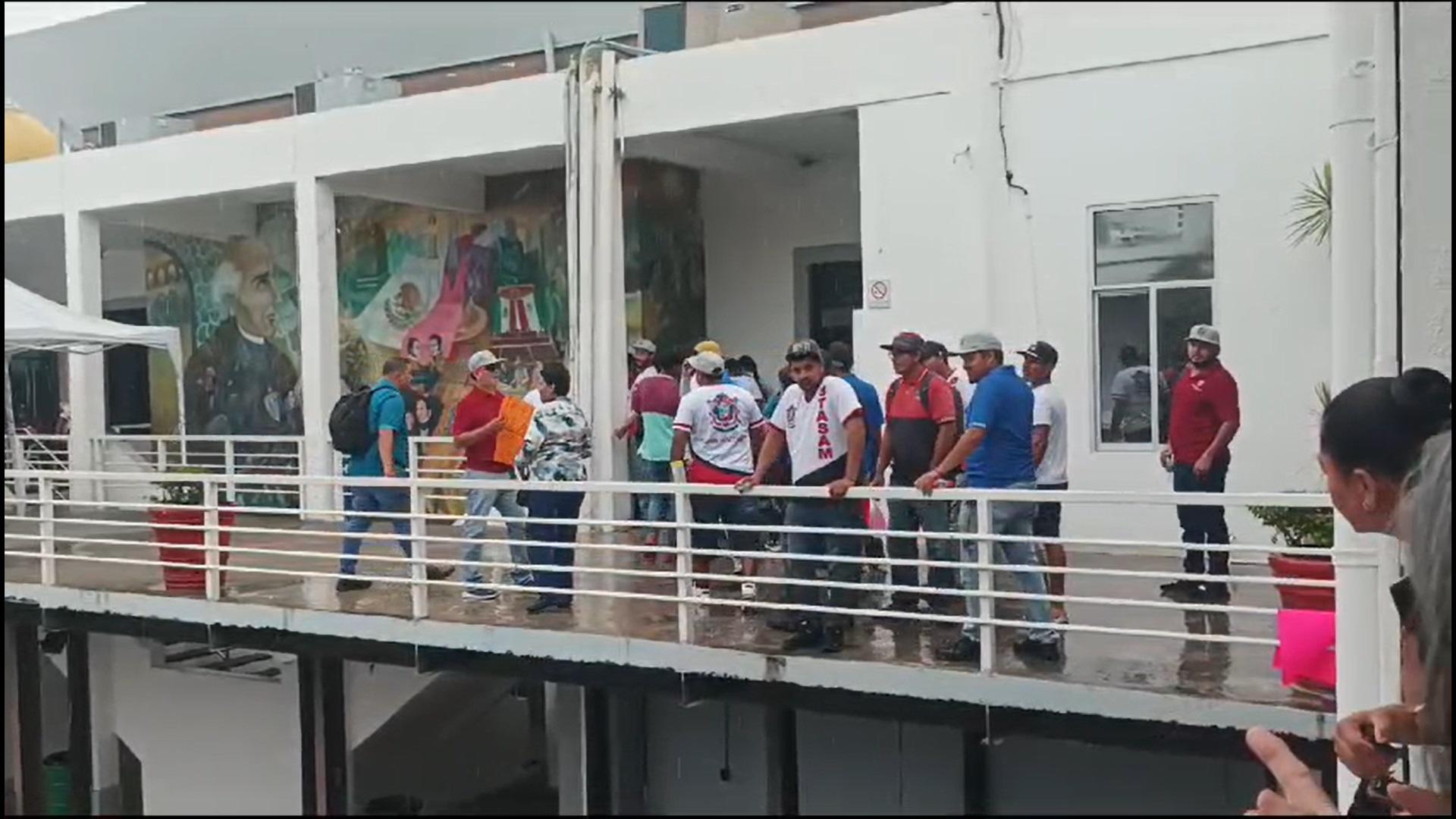 $!Trabajadores del Sindicato del Ayuntamiento de Mazatlán se manifiestan en la puerta de Presidencia