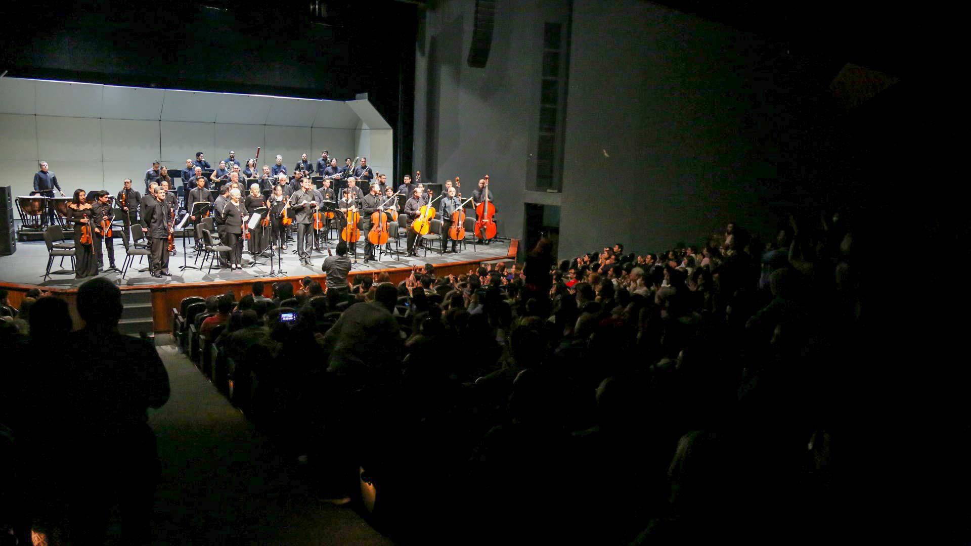 $!El público llenó el Teatro Pablo de Villavicencio.