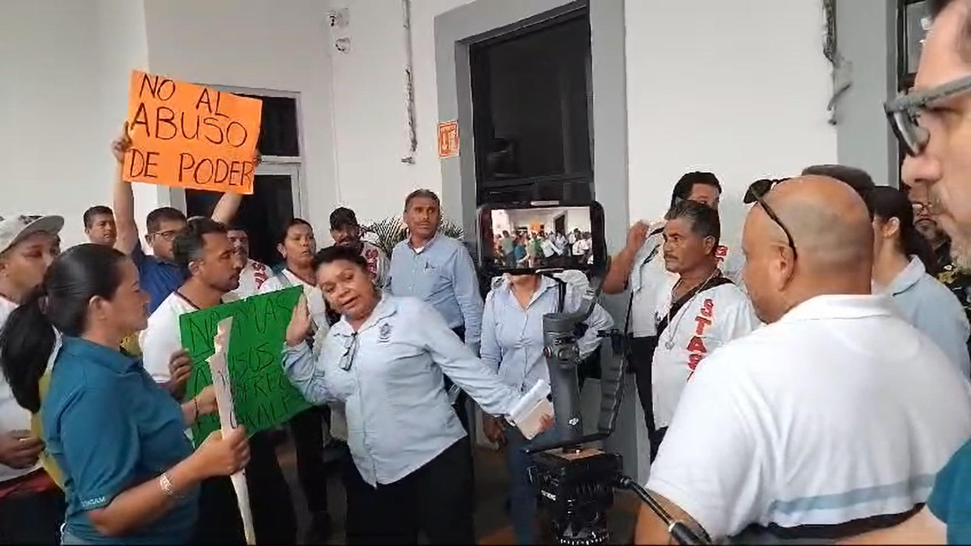 $!Trabajadores del Sindicato del Ayuntamiento de Mazatlán se manifiestan en la puerta de Presidencia