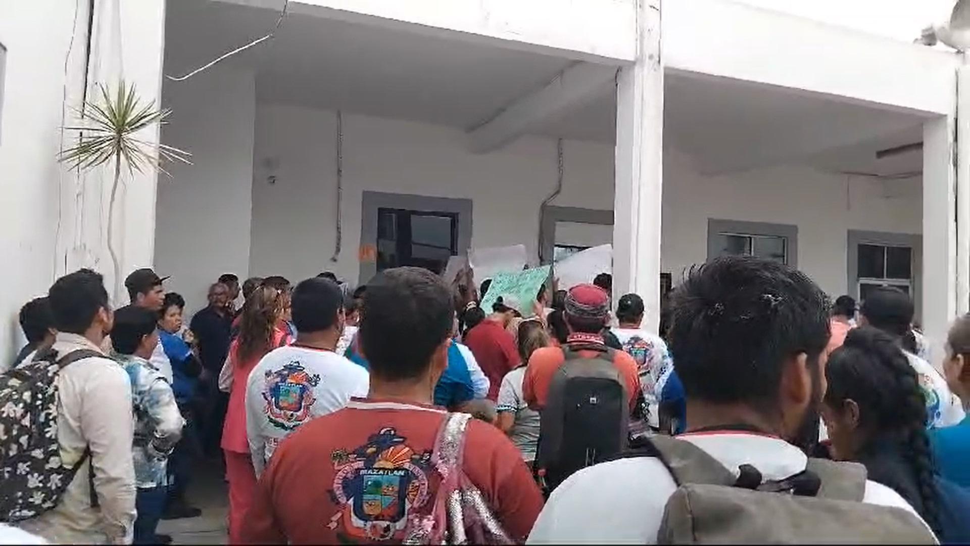 $!Trabajadores del Sindicato del Ayuntamiento de Mazatlán se manifiestan en la puerta de Presidencia