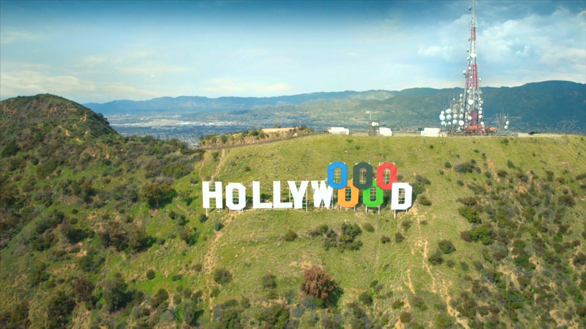 $!Después de salir de París, Tom Cruise lleva la bandera olímpica al letrero de Hollywood, ya con los aros de los Juegos Olímpicos L.A. 2028.