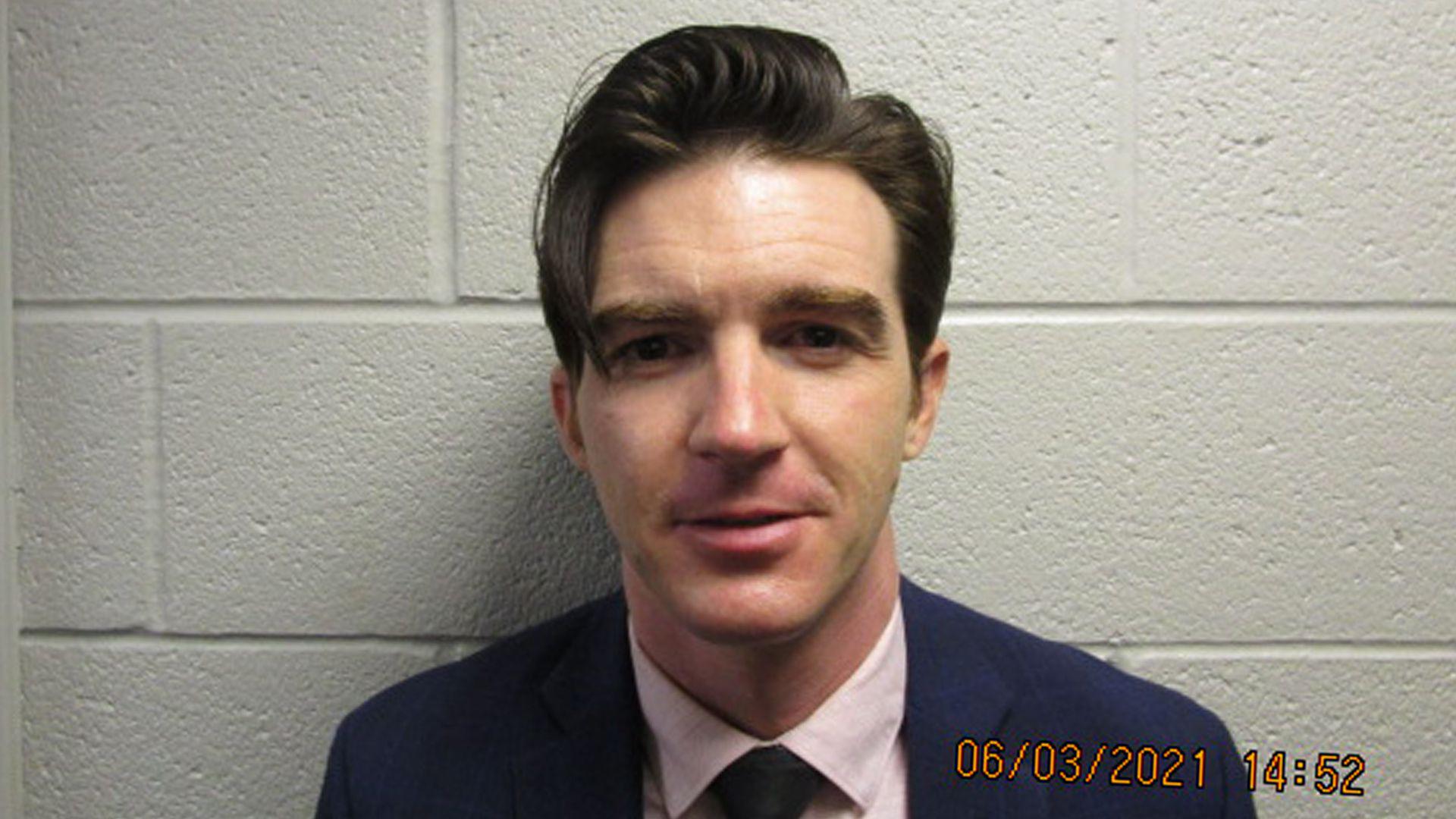 $!Supuesta foto de Drake Bell detenido, que circula en Twitter.