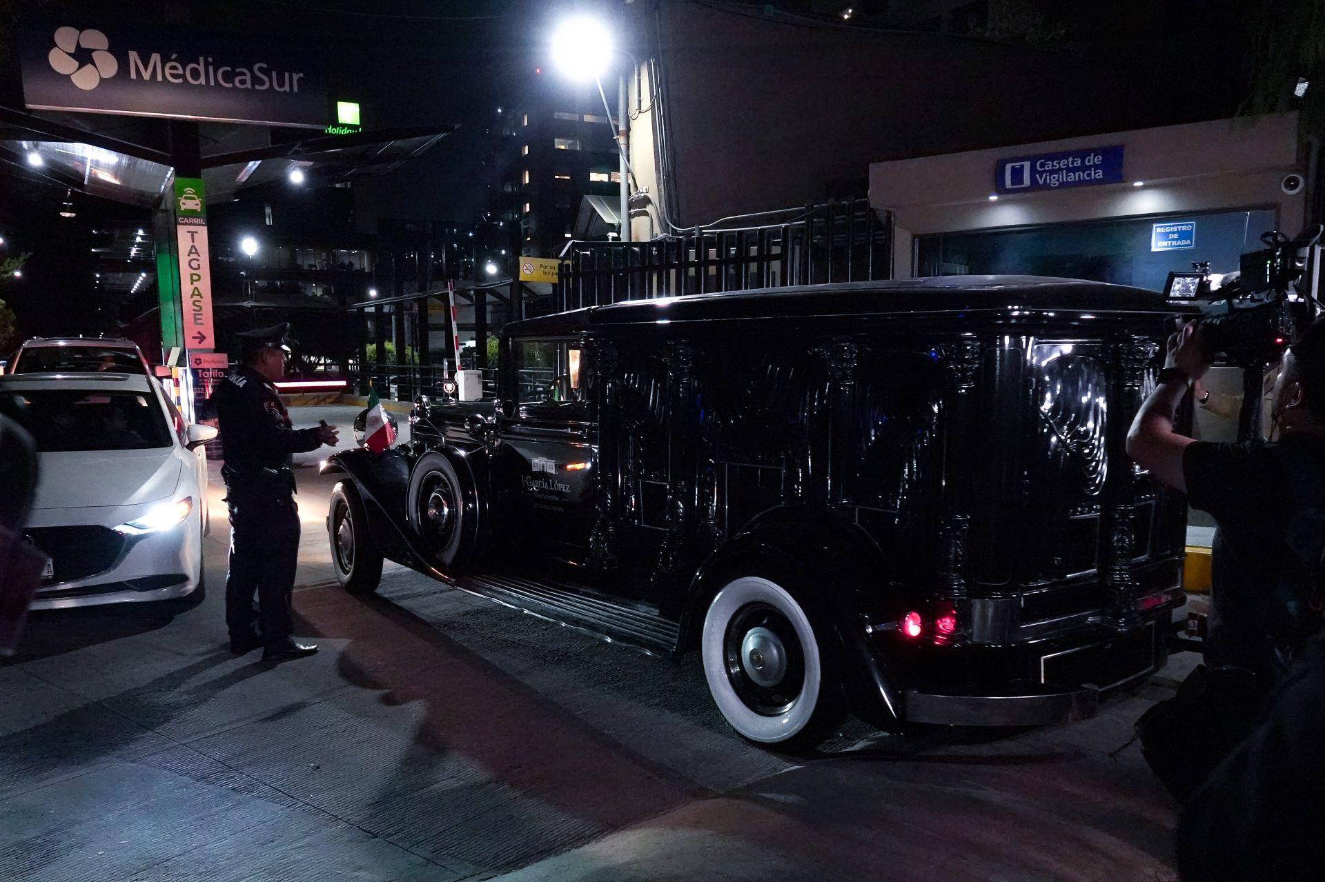 $!El cuerpo de Silvia Pinal arribó a la funeraria en la misma carroza que transportó a Javier López “Chabelo” e Ignacio López Tarso.