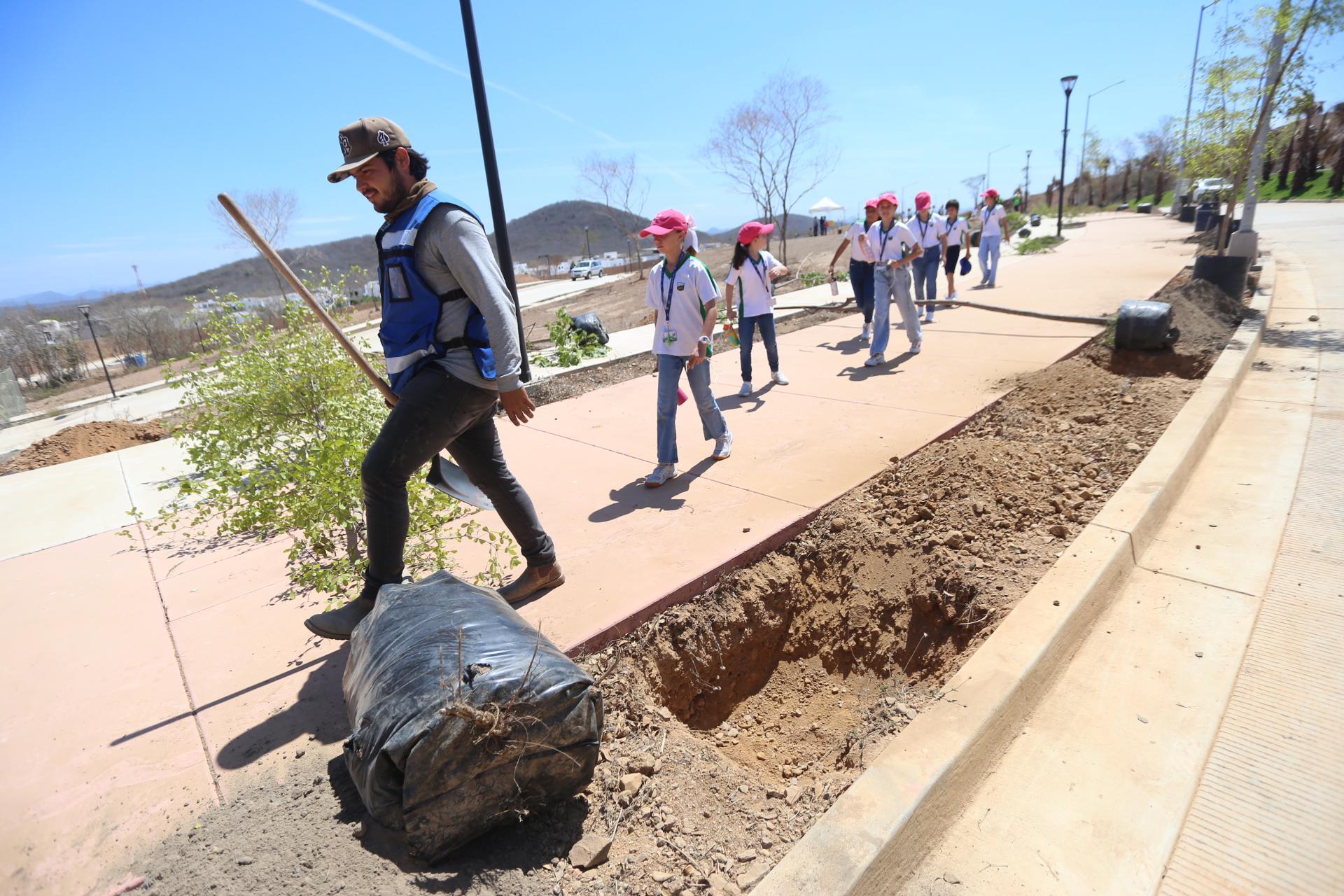 $!Viven niños y niñas un día de reforestación