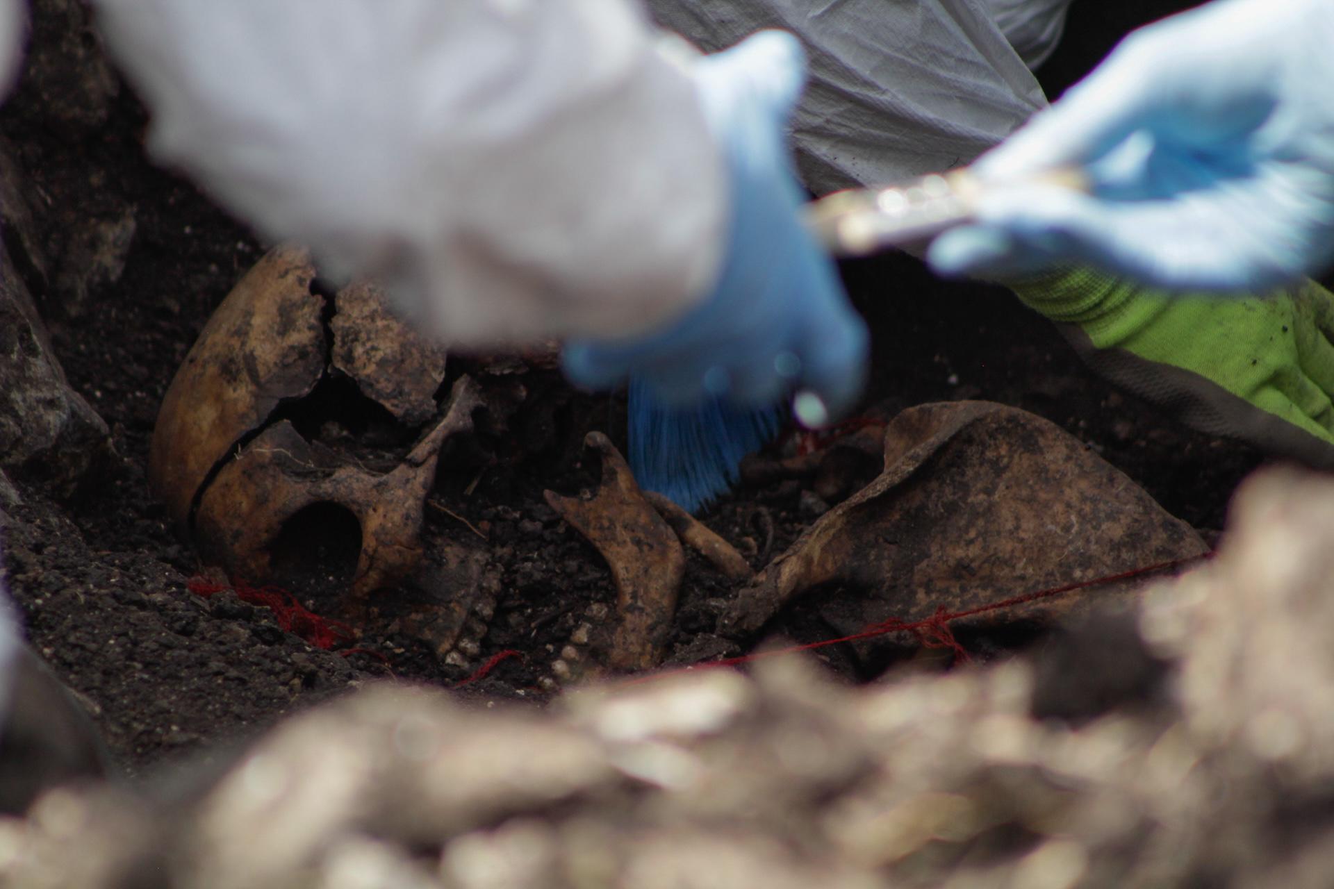 $!Hallazgo de un cuerpo en una fosa clandestina del Cerro de la Estrella, en Jacona de Plancarte, Michoacán, el pasado junio.