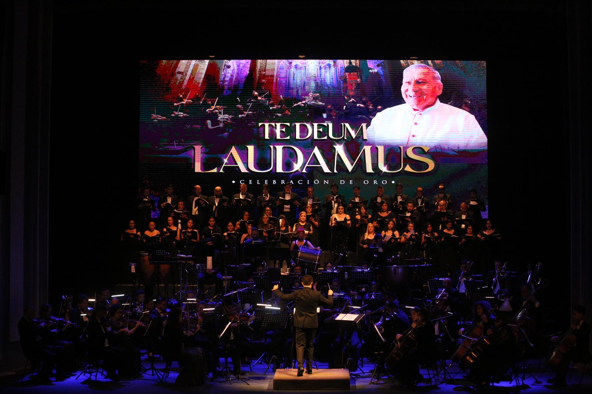 $!La Camerata Mazatlán bajo la conducción del director invitado Sergio Freeman ofreció un concierto denominado Te Deum Laudamus.