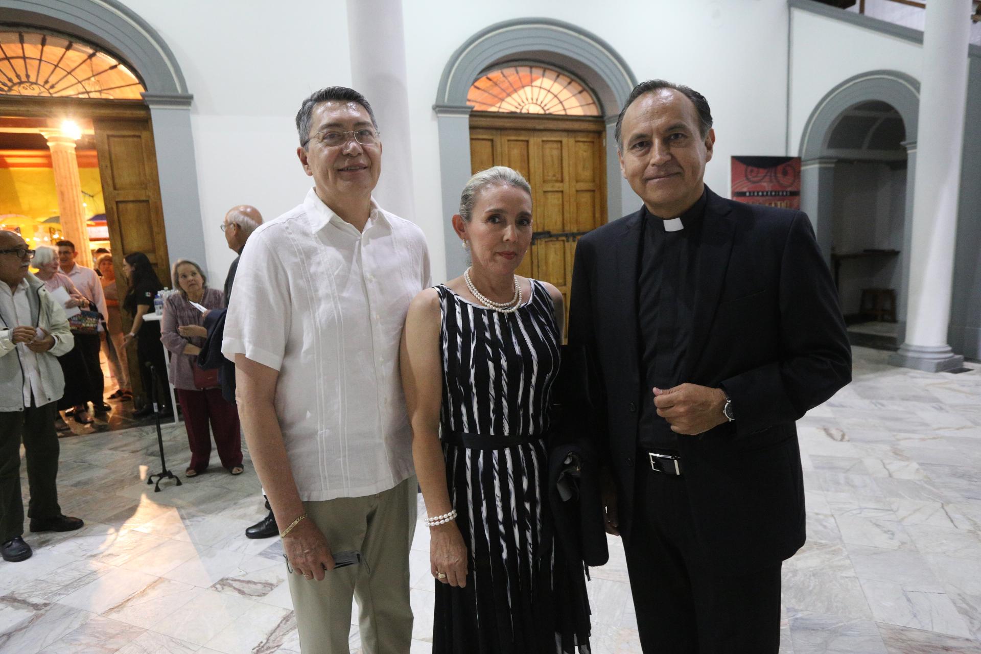 $!Héctor Gámez, Mónica de Gámez y el Padre Luis Alberto Uribe.