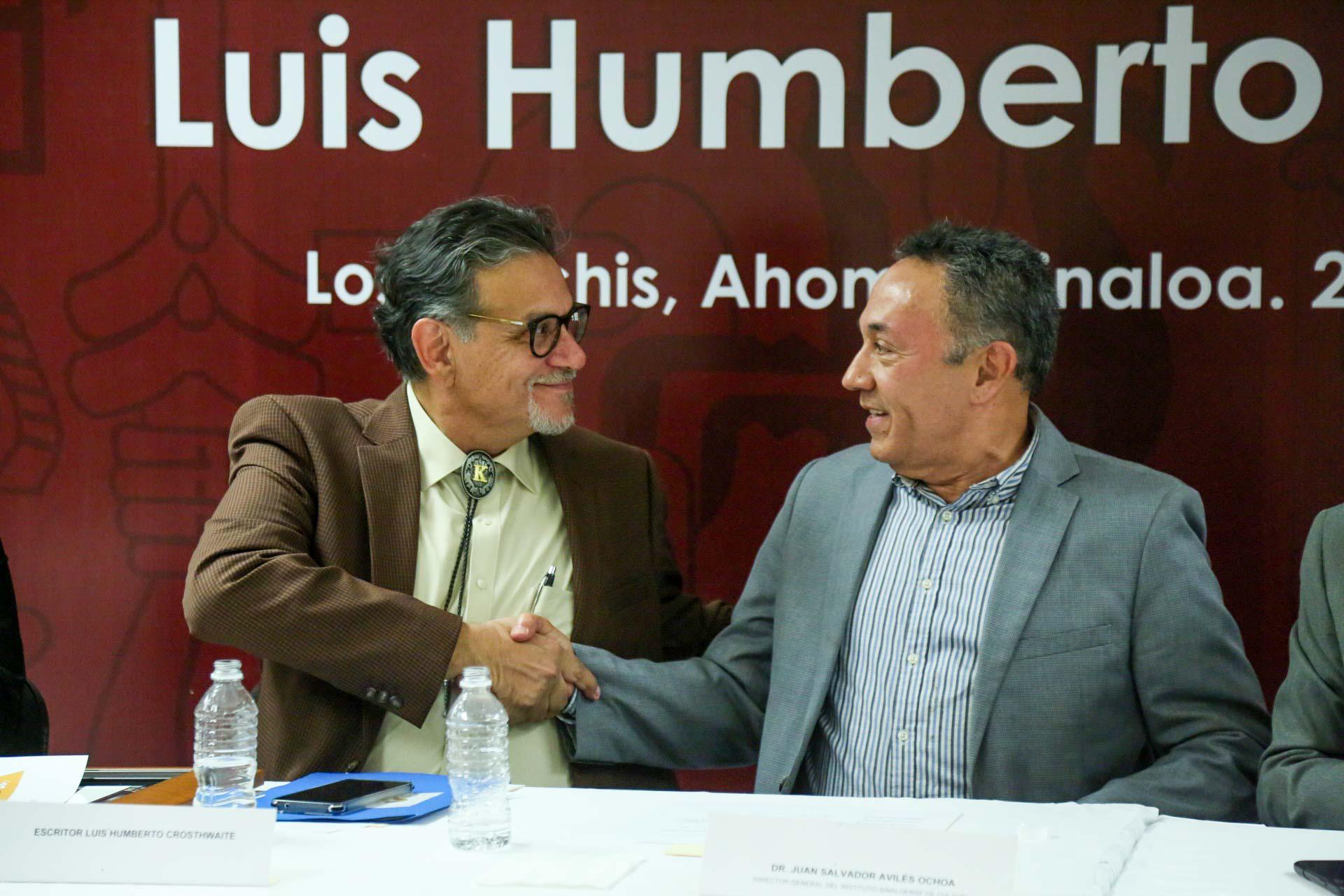 $!Luis Humberto Crosthwaitre agradece a Juan Salvador Avilés la distinción.