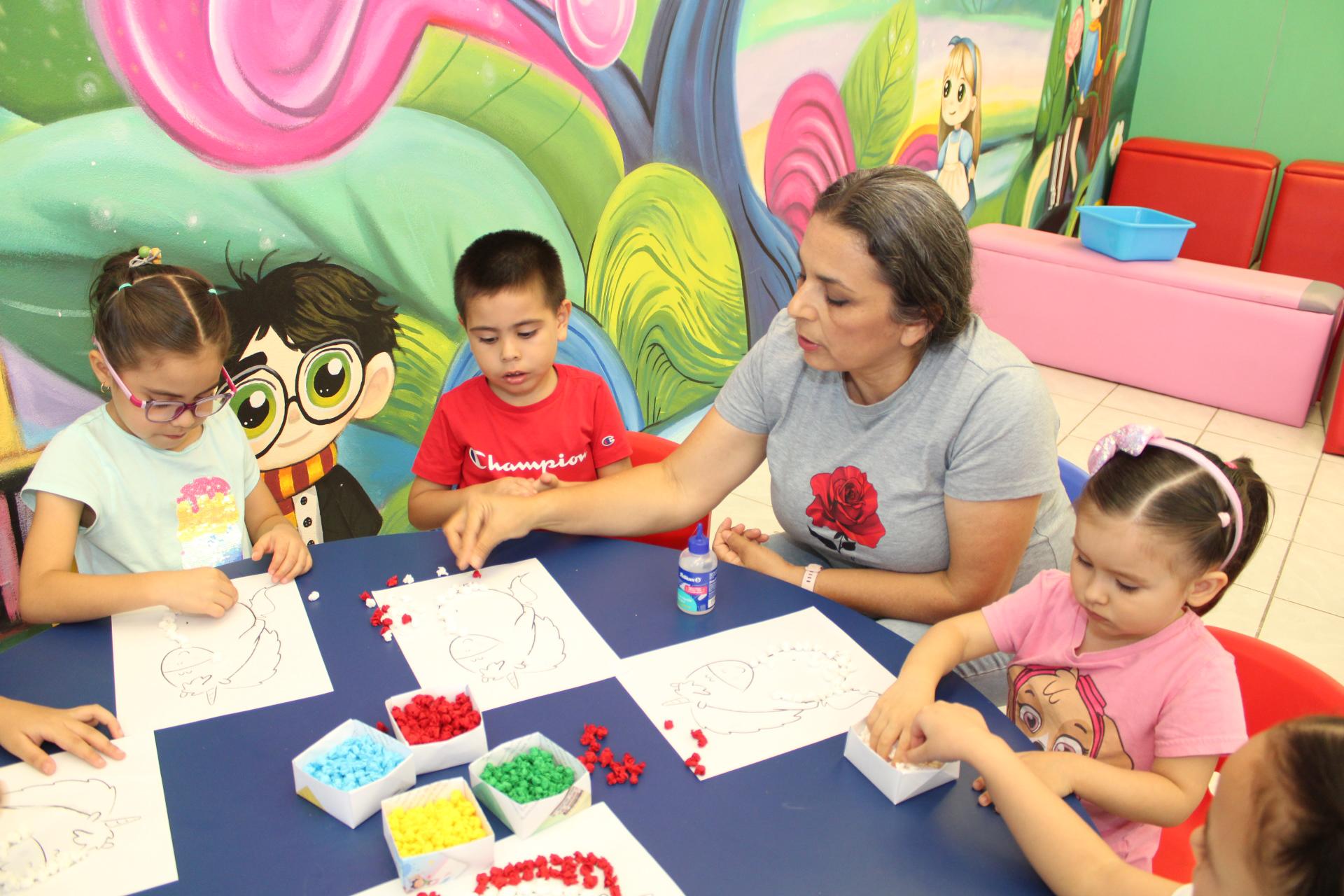 $!Después de escuchar la historia de ‘Gastón, el unicornio’, los niños plasman su propia idea del cuento.