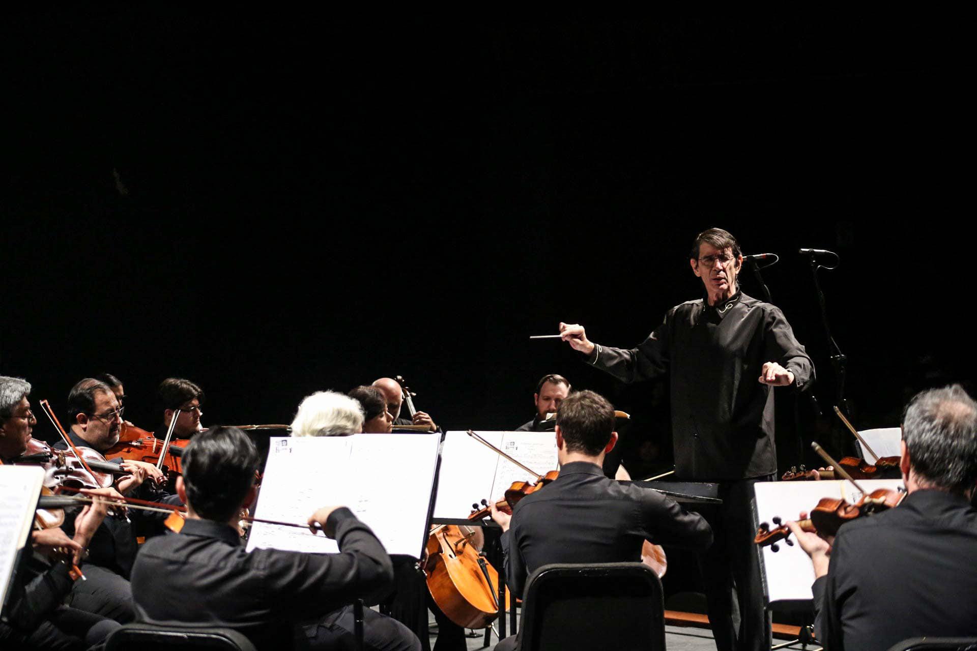 $!Eduardo García Barrios dirigiendo la 6a de Tchaikovsky.