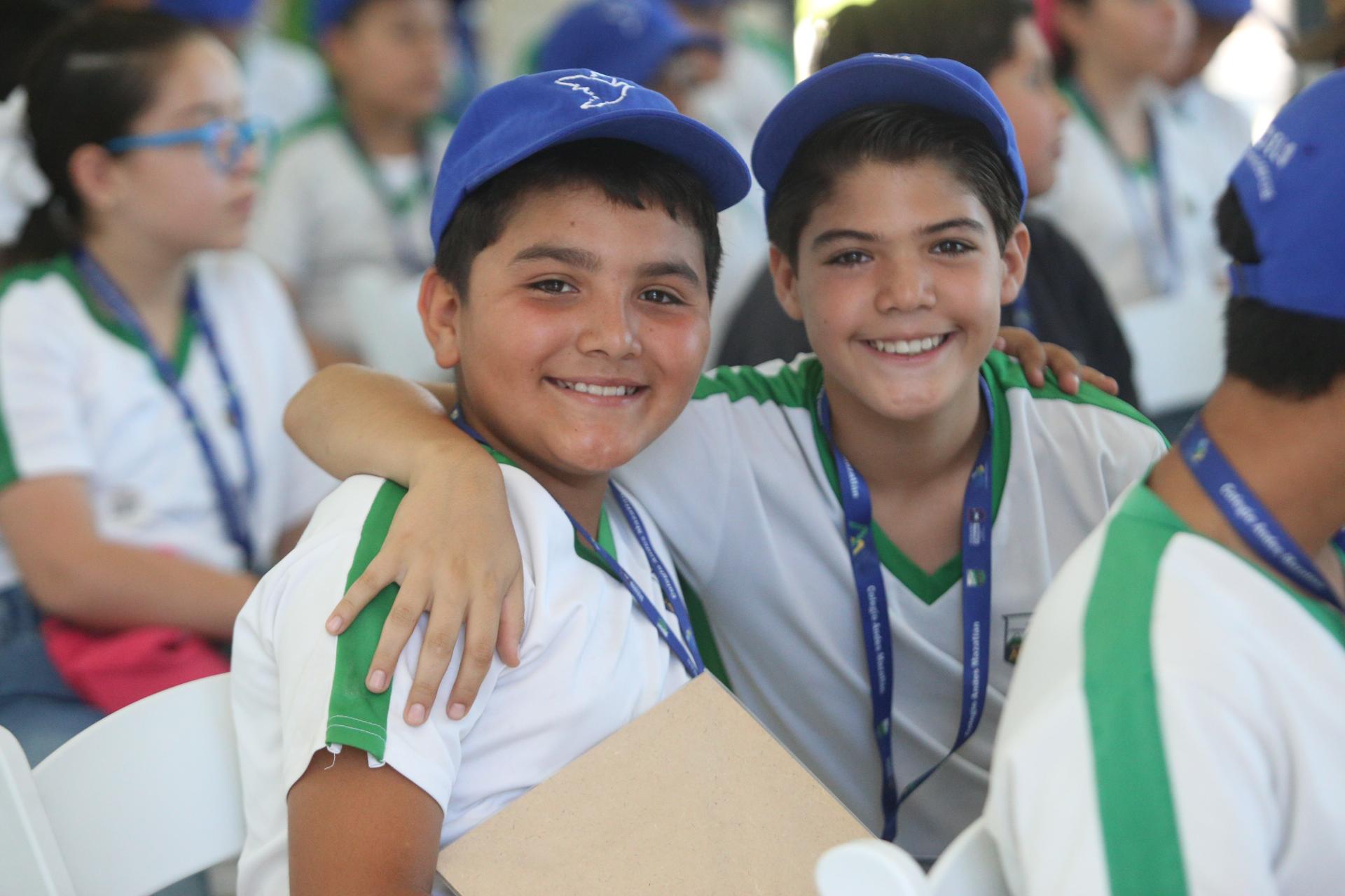 $!Ever Gael y Miguel Antonio, felices de poder ser parte de la reforestación.