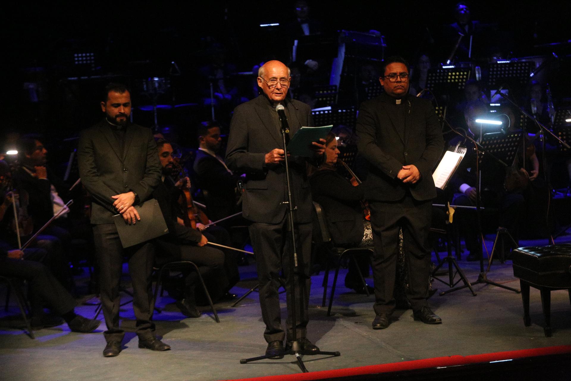 $!Al inicio de la velada, los Padres Armando Durán, Amador Campos y Daniel Arellano, expresaron una semblanza del homenajeado y le agradecieron su entrega a Dios.