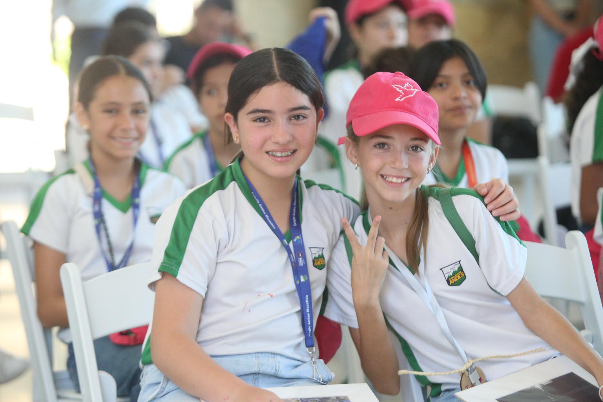 $!Las alumnas Ana Sofía Sánchez y Mariajosé Torres, del Colegio Andes Mazatlán participaron con entusiasmo.